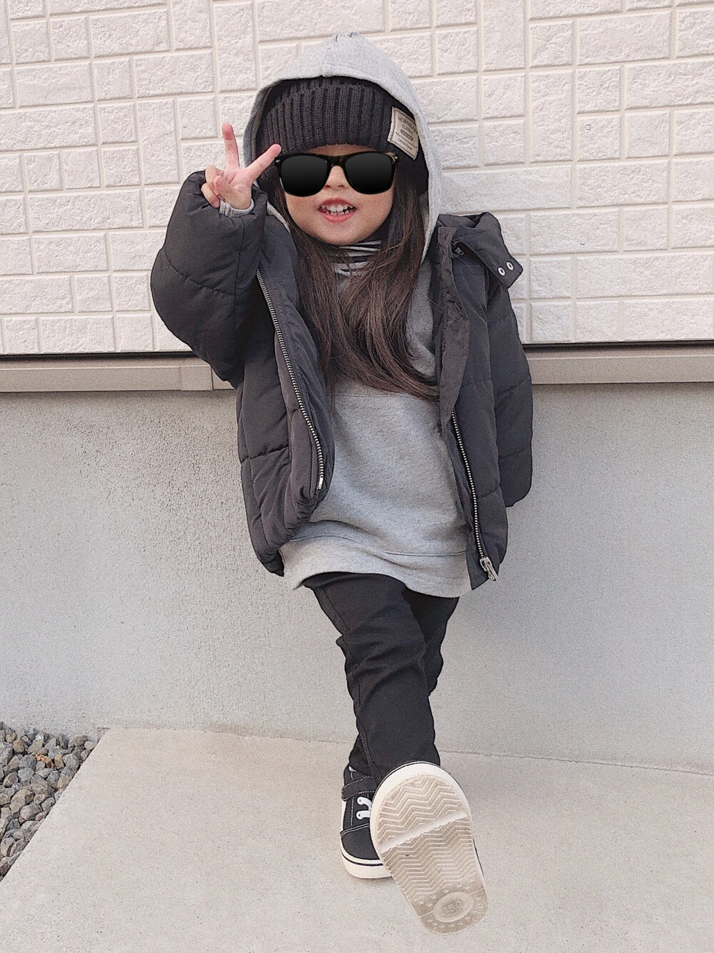 「2歳、kids、女の子、女の子コーデ、キッズファッション、スニーカーコーデ、秋冬コーデ、ニット帽、お洒落さんとつながりたい」｜「西松屋のアイテム（ニットキャップ/ビーニー、ブラック系）」を使った、ゆのちさん（キッズ・90cm）の秋コーディネートの1枚目の写真