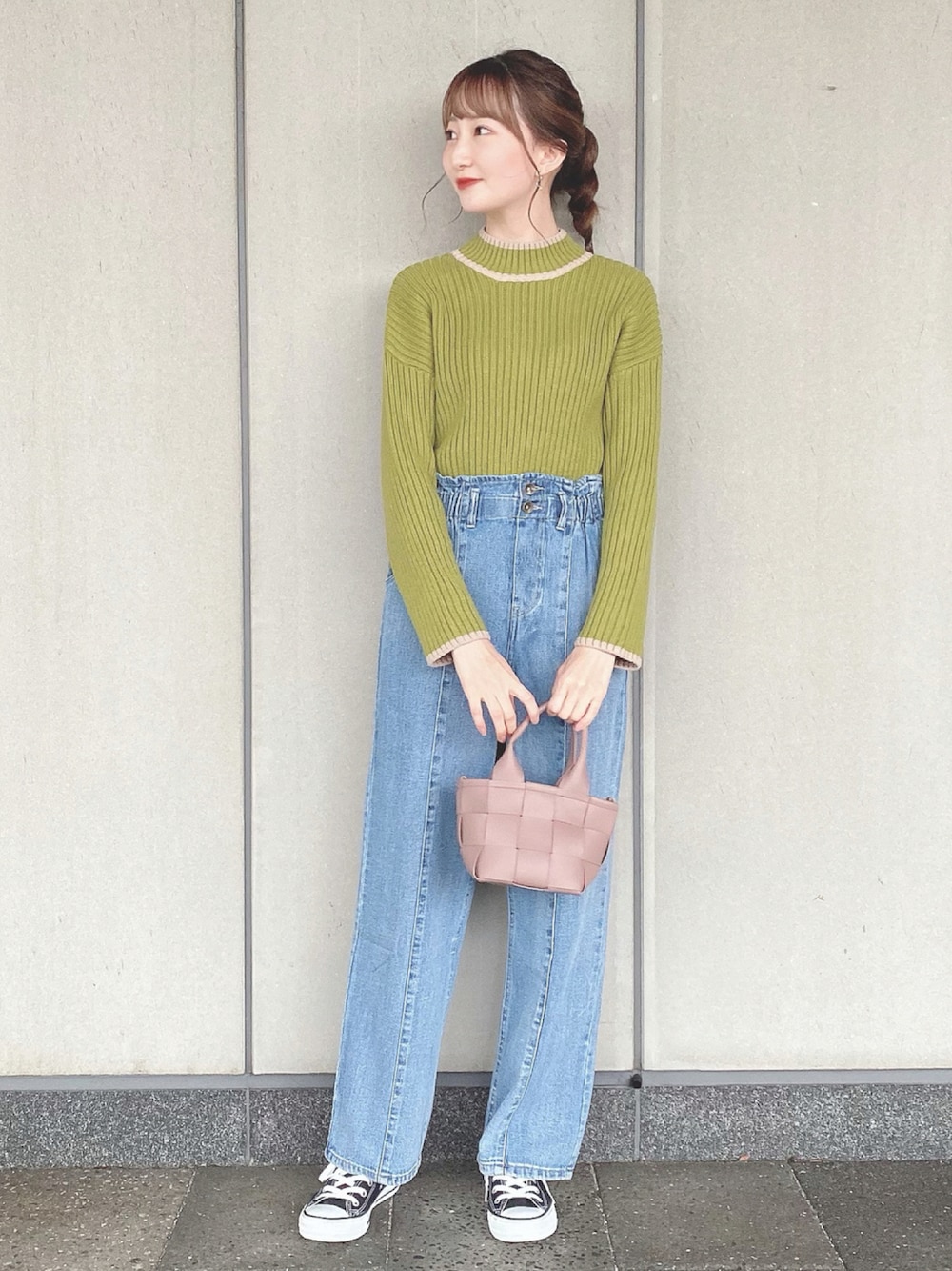 「ニット、デニム、コンバース、カジュアル、秋のコーデ、ハイウエスト、休日スタイル、プチプラ、earth music&ecology、パンツスタイル、ミニバッグ、秋冬コーデ、ピスタチオ、秋服準備はじめました、秋トレンド2021」｜「earth music&ecologyの【WEB限定】配色ラインリブニットプルオーバー ＊（ニット/セーター、グリーン系）」を使った、このみさん（レディース・164cm）の秋コーディネートの1枚目の写真