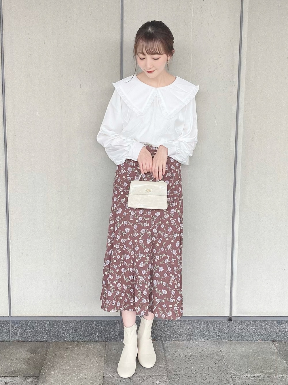 「earth music&ecology、SLURR、秋のコーデ、秋コーデ、秋服準備はじめました、秋トレンド2021、秋先取りコーデ、秋カラー、マーメイドスカート、ビッグカラー、ブラウス、花柄スカート、白ブーツ、ショートブーツ、ミニバッグ」｜「SLURRの【Seventeen5月号掲載】フリルエリバッグボタンロング丈ブラウス（シャツ/ブラウス、ホワイト系）」を使った、このみさん（レディース・164cm）の秋コーディネートの1枚目の写真