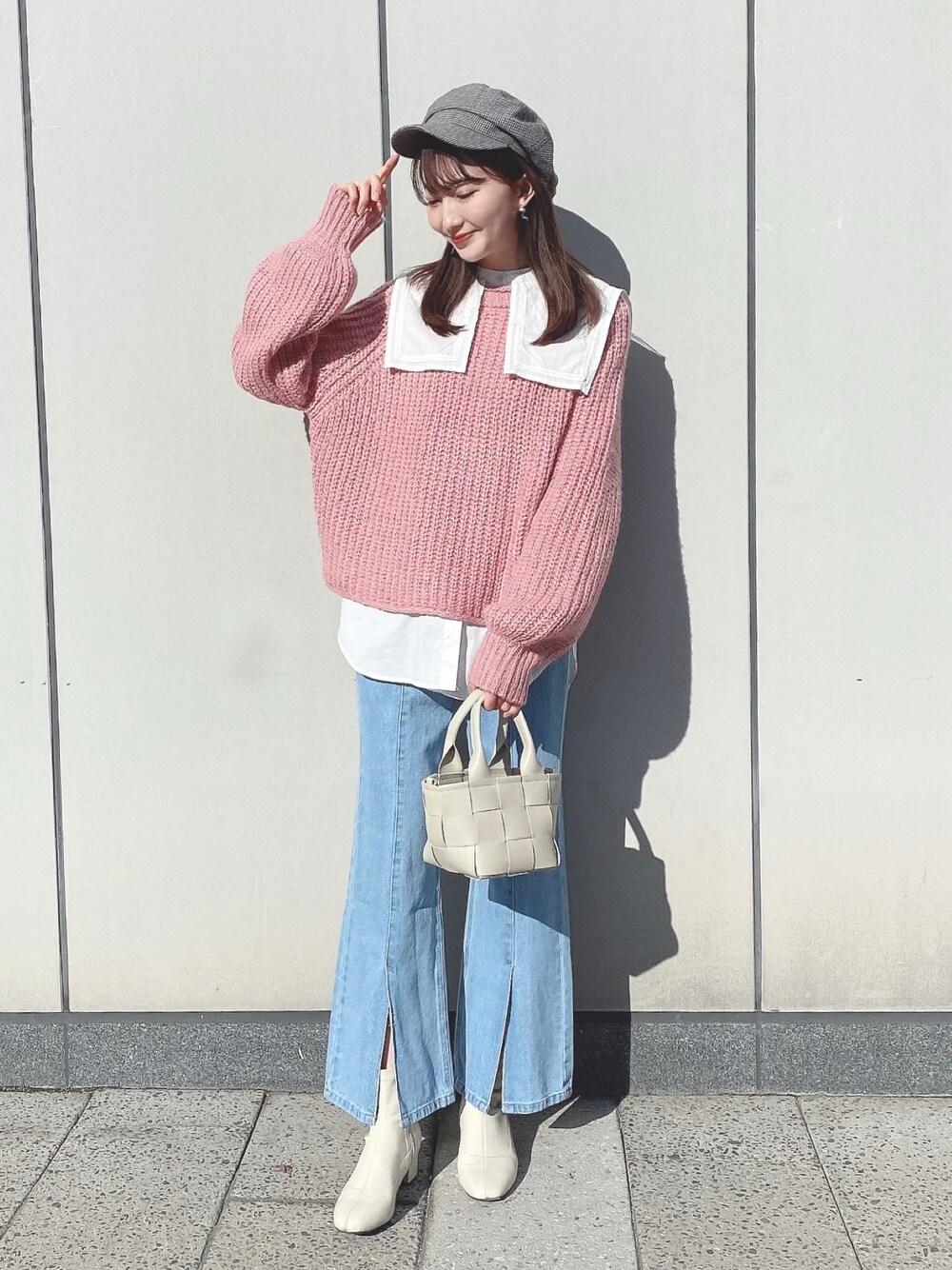 ピンク系のニット/セーター、ホワイト系のシャツ/ブラウス、ブルー系のパンツを着用したレディースの冬コーディネートの1枚目の写真