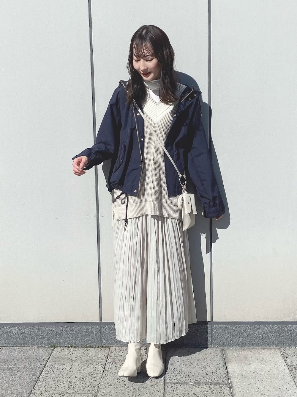 「earth music&ecology、春コーデ、マウンテンパーカー、カジュアル、きれいめカジュアル、ベージュ、ベスト、スカート、ワッシャースカート、ショートブーツ、休日スタイル、プチプラ、春アウター、ロングスカート、ゆるコーデ」｜「earth music&ecologyのワッフルチルデンニットベスト*（ベスト、ベージュ系）」を使った、このみさん（レディース・164cm）の冬コーディネートの1枚目の写真