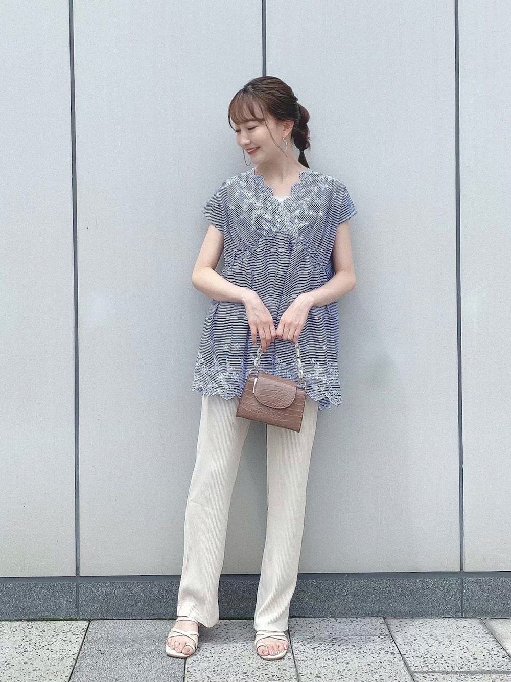「earth music&ecology、夏コーデ、カジュアル、休日スタイル、スカラップ、刺繍ブラウス、プチプラ、リブパンツ、ミニバッグ、着回しコーデ」｜「Sugar spoonの・SUGAR SPOON スカラップ刺繍チュニック＊（シャツ/ブラウス、ブルー系）」を使った、このみさん（レディース・164cm）の夏コーディネートの1枚目の写真