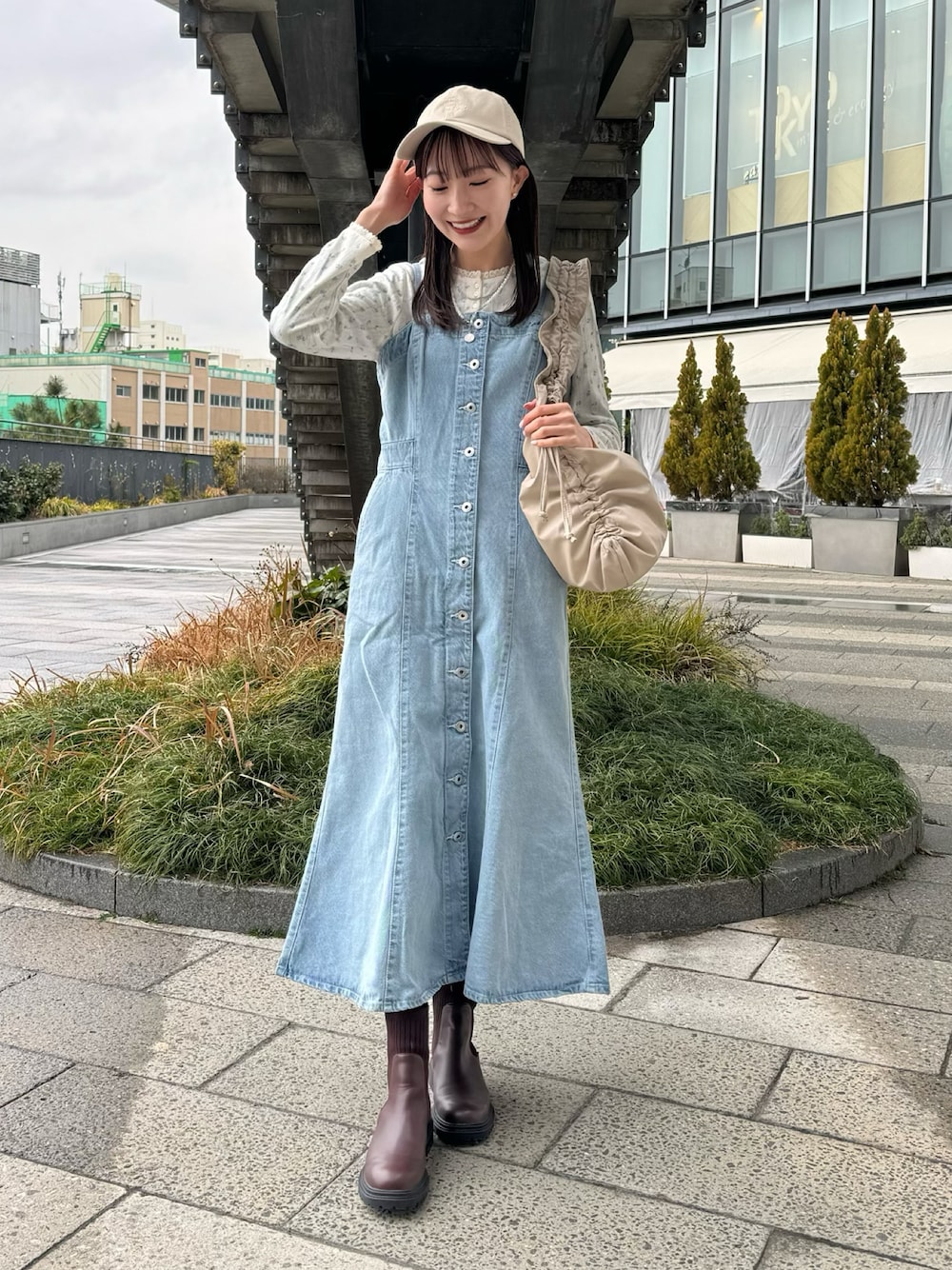 「春のおしゃ見えテクニック、earth music&ecology、春コーデ、春服みてみて、キャップ、花柄、デニム、デニムワンピース、キャミワンピ、ショルダーバッグ、オトナカジュアル、大人カジュアル、お出かけコーデ、プチプラ、休日スタイル」｜「earth music&ecologyのボタンキャミデニムワンピース（ワンピース、ブルー系）」を使った、このみさん（レディース・164cm）の春コーディネートの1枚目の写真