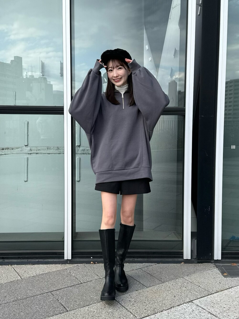 「春コーデ、キャップ、ハーフジップ、スウェット、レイヤードスタイル、ショートパンツ、グレー、ワントーンコーデ、モノトーン、モノトーンコーデ、ロングブーツ、休日スタイル、プチプラ、韓国ファッション、シンプルコーデ」｜「earth music&ecologyのフロントジップショートパンツ（その他パンツ、ブラック系）」を使った、このみさん（レディース・164cm）の冬コーディネートの1枚目の写真
