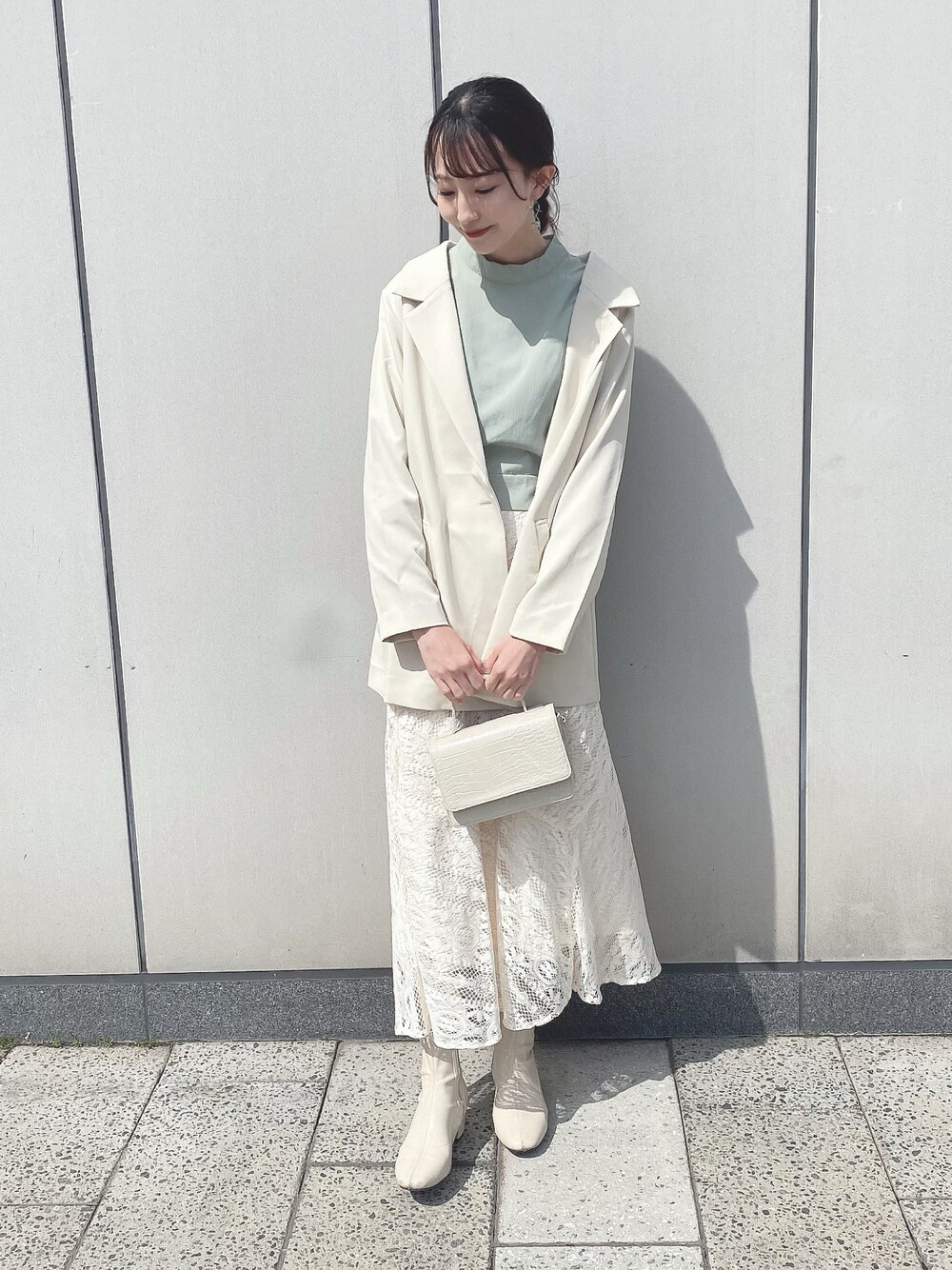 「earth music&ecology、春夏コーデ、ホワイト、ホワイトコーデ、ジャケット、オフィスカジュアル、SLURR、レーススカート、ロングスカート、プチプラ、シンプル、シンプルコーデ、キレイめ、マーメイドスカート、ミニバッグ」｜「earth music&ecologyの【予約】SET2点ショートBL+マーメイドSK（ワンピース/ドレス、ブルー系）」を使った、このみさん（レディース・164cm）の春コーディネートの1枚目の写真