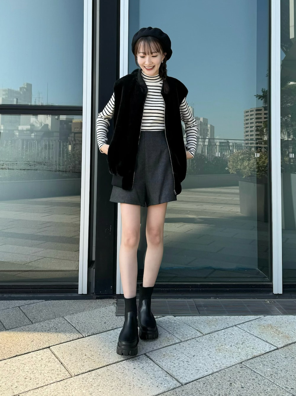 「earth music&ecology、ファッションを楽しもう、冬コーデ、モノトーン、ブラック、ブラックコーデ、ベレー帽、ベスト、ファーベスト、ボーダー、ボーダートップス、プチプラ、休日スタイル、韓国ファッション、ショートパンツ」｜「earth music&ecologyのショートパンツ（その他パンツ、ブラック系）」を使った、このみさん（レディース・164cm）の秋コーディネートの1枚目の写真