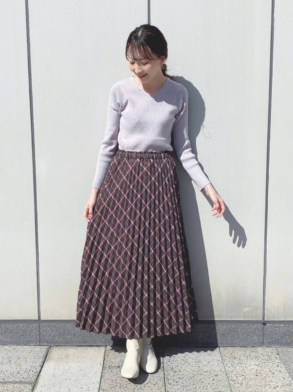 「チェック、シンプル、Vネック、ショートブーツ、ガーリー、プチプラ、earth music&ecology、チェックスカート、プリーツスカート、ピンクコーデ、大人ガーリー、白ブーツ、秋コーデ、チェック柄に恋してる、wearhalloween2021」｜「earth music&ecologyのVネックリブニット ＊（ニット/セーター、グレー系）」を使った、このみさん（レディース・164cm）の秋コーディネートの1枚目の写真