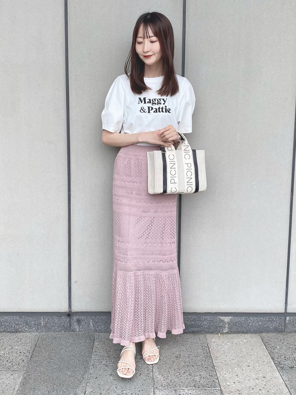 ホワイト系のTシャツ/カットソー、ベージュ系のトートバッグ、ホワイト系のスカートを着用したレディースの夏コーディネートの1枚目の写真