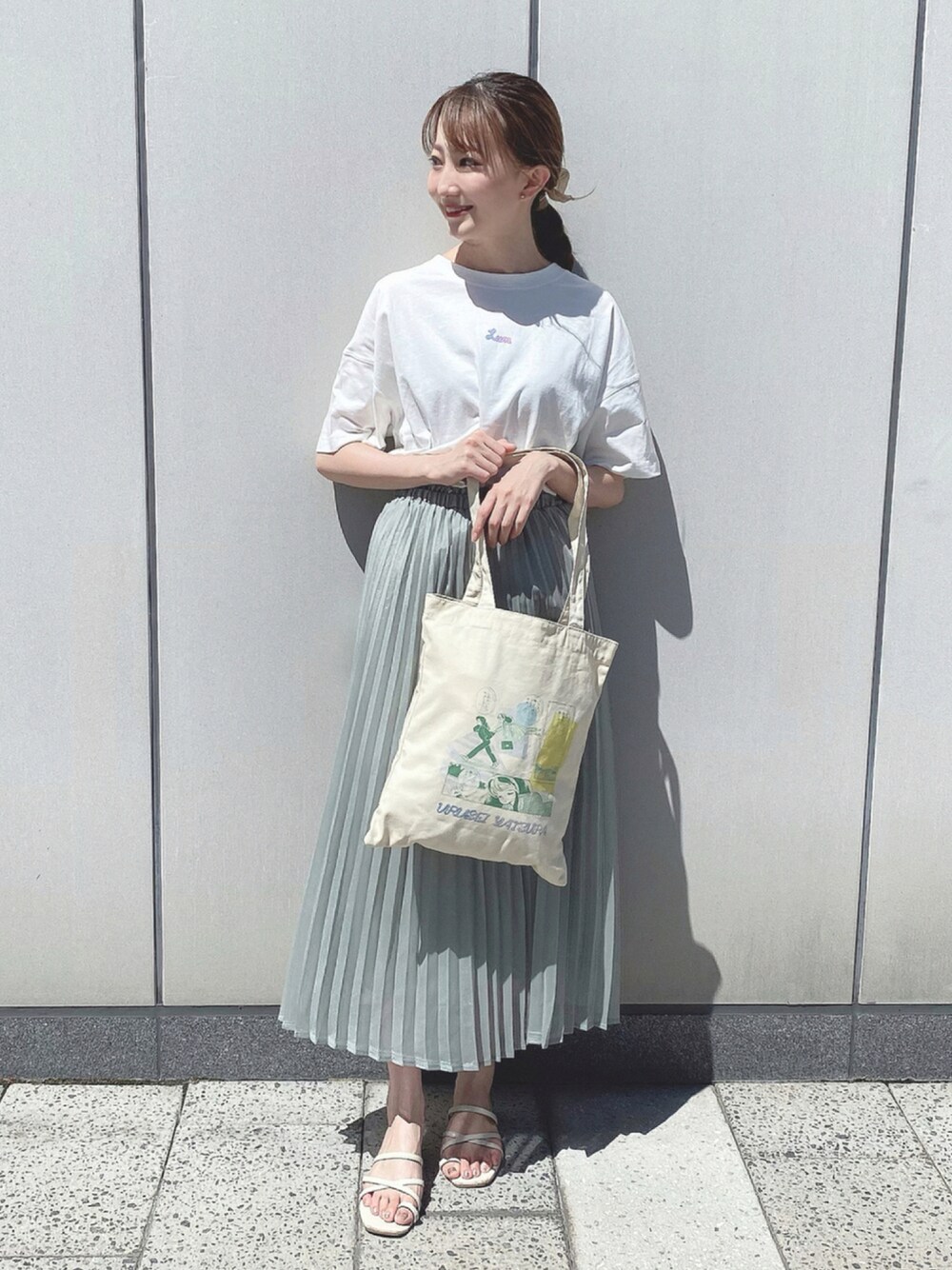 「earth music&ecology、カジュアル、トートバッグ、プチプラ、ゆるコーデ、プリーツスカート、うる星やつら、コラボTシャツ、白Tシャツ、ミントグリーン、夏コーデ、Tシャツ、プリントT、楽チンコーデ、アニメ」｜「❤︎earth×うる星やつらTシャツのアイテム（Tシャツ/カットソー、ホワイト系）」を使った、このみさん（レディース・164cm）の夏コーディネートの1枚目の写真