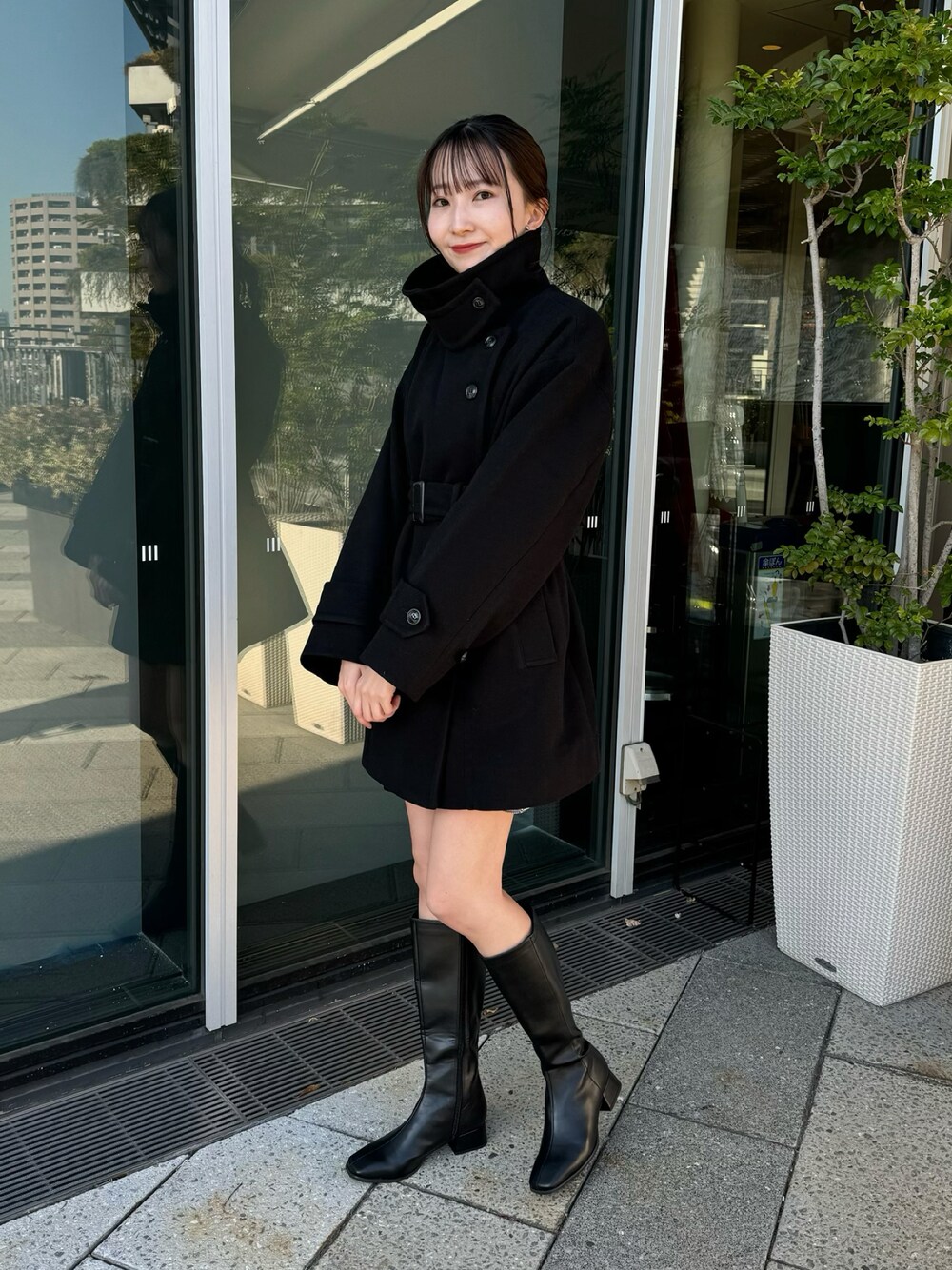 「earth music&ecology、冬コーデ、冬アウター、ミドル丈、スタンドカラー、ブラック、ブラックコーデ、ワントーンコーデ、モノトーン、モノトーンコーデ、ロングブーツ、ブーツ、キレイめ、プチプラ、休日スタイル」｜「earth music&ecologyの2wayカラーミドル丈コート（その他アウター、ブラック系）」を使った、このみさん（レディース・164cm）の冬コーディネートの1枚目の写真