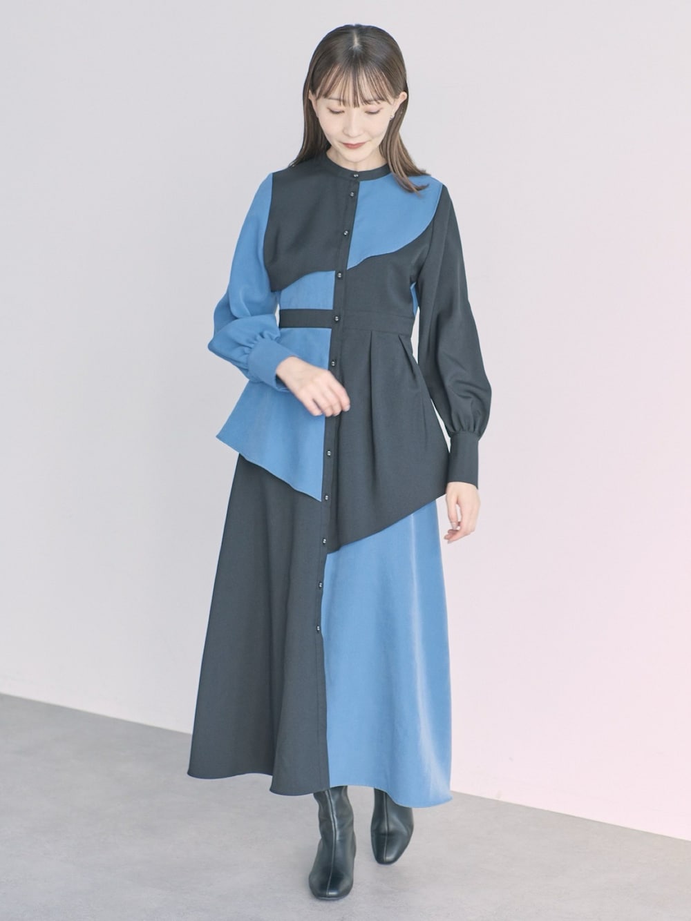 「earth music&ecology、冬コーデ、休日スタイル、プチプラ、ロングワンピース、ワンピース、アシンメトリー、骨格ウェーブ、ブルー×ブラック、ブーツ、キレイめ、トレンド、高身長コーデ、モード、冬」｜「earth music&ecologyのアシンメトリーワンピース（ワンピース、ブルー系）」を使った、このみさん（レディース・164cm）の秋コーディネートの1枚目の写真