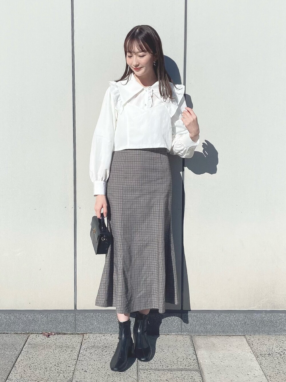 「earth music&ecology、わたしの推しブランド、SLURR、春コーデ、マーメイドスカート、ビスチェ、モノトーン、休日スタイル、ミニバッグ、ブーツ、ビッグカラー、プチプラ、大人ガーリー、ブラウス、ボリューム袖」｜「SLURRのフリルカラービスチェセット（シャツ/ブラウス、ホワイト系）」を使った、このみさん（レディース・164cm）の冬コーディネートの1枚目の写真