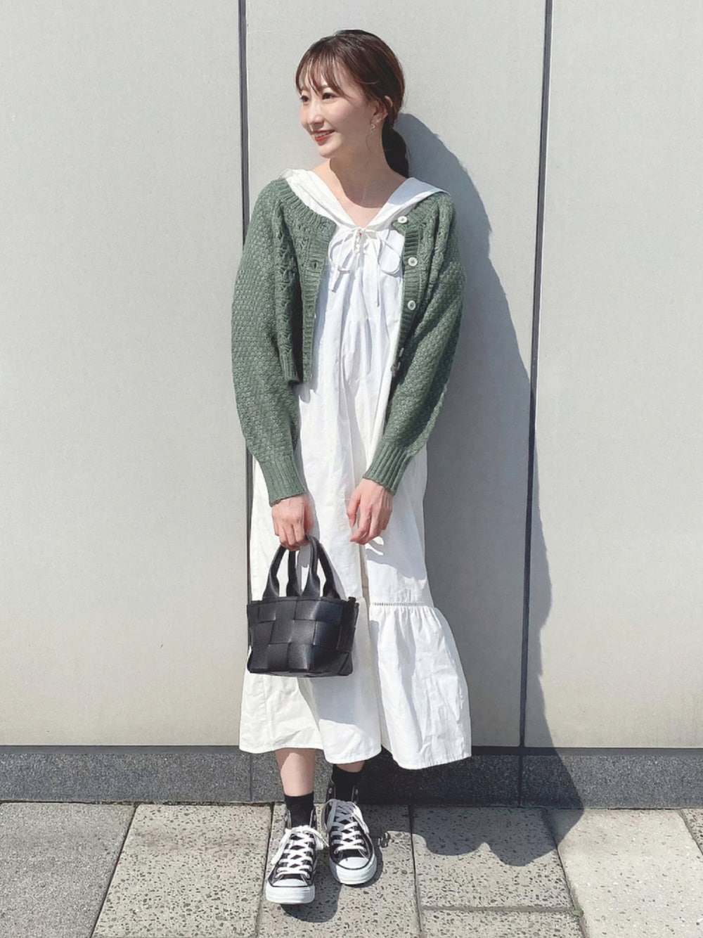「カーディガン、コンバース、ワンピース、カジュアル、グリーン、秋のコーデ、休日スタイル、プチプラ、earth music&ecology、セーラーカラー、ミニバッグ、ゆるコーデ、ラクチンコーデ、白ワンピース、秋トレンド2021」｜「earth music&ecologyの【WEB限定】セーラーカラーボリュームワンピース ＊（ワンピース、ホワイト系）」を使った、このみさん（レディース・164cm）の秋コーディネートの1枚目の写真
