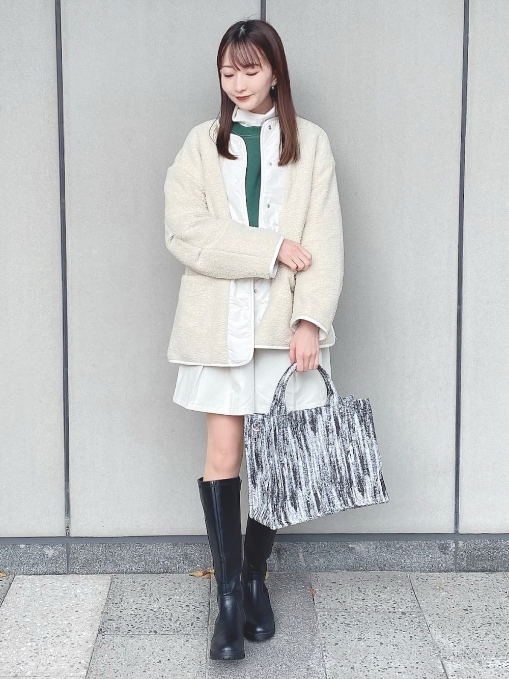 「earth music&ecology、冬コーデ、冬アウター、冬アウター着回しチャレンジ、着回しコーデ、休日スタイル、プチプラ、ボア、ボアジャケット、ショートパンツ、ハーフパンツ、ロングブーツ、トートバッグ、カジュアル、ハイネック」｜「earth music&ecologyの配色ステッチウラキモウプルオーバー（Tシャツ/カットソー、グリーン系）」を使った、このみさん（レディース・164cm）の冬コーディネートの1枚目の写真