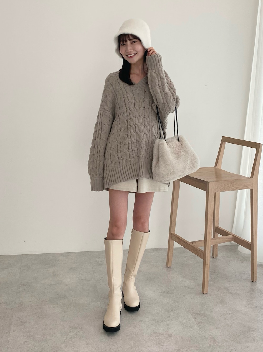 「earth music&ecology、秋冬コーデ、冬コーデ、ハット、Vネック、ケーブルニット、ニット、ショートパンツ、ファー小物、ロングブーツ、グレー、ワントーンコーデ、プチプラ、休日スタイル、韓国ファッション」｜「earth music&ecologyのファーベルハット（ハット、ホワイト系）」を使った、このみさん（レディース・164cm）の秋コーディネートの1枚目の写真