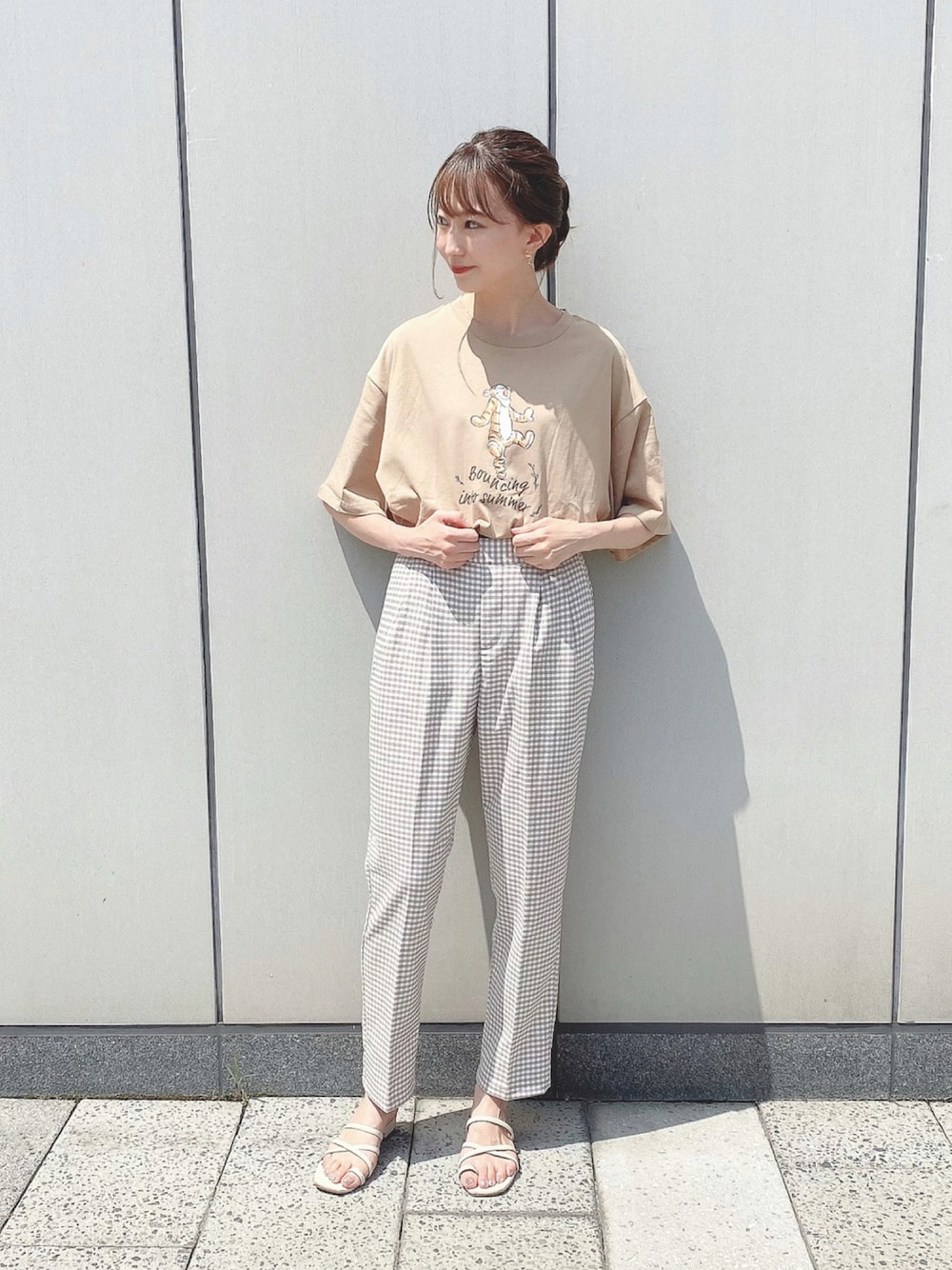 「earth music&ecology、夏コーデ、ディズニーコーデ、プチプラ、Tシャツ、ジェンダーレス、チェックパンツ、ギンガムチェック、ベージュ、ラクチンコーデ」｜「earth music&ecologyのストレッチテーパードパンツ ＊（その他パンツ、ベージュ系）」を使った、このみさん（レディース・164cm）の夏コーディネートの1枚目の写真