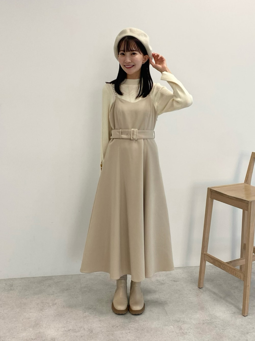 「秋服まるっと大公開、秋コーデ、ベージュ、ベージュコーデ、ワントーンコーデ、淡色コーデ、ベレー帽、キャミワンピ、ニット、ブーツ、休日スタイル、プチプラ、韓国ファッション、お出かけコーデ、ロングワンピース」｜「earth music&ecologyのベレー帽（ハンチング/ベレー帽、ホワイト系）」を使った、このみさん（レディース・164cm）の秋コーディネートの1枚目の写真