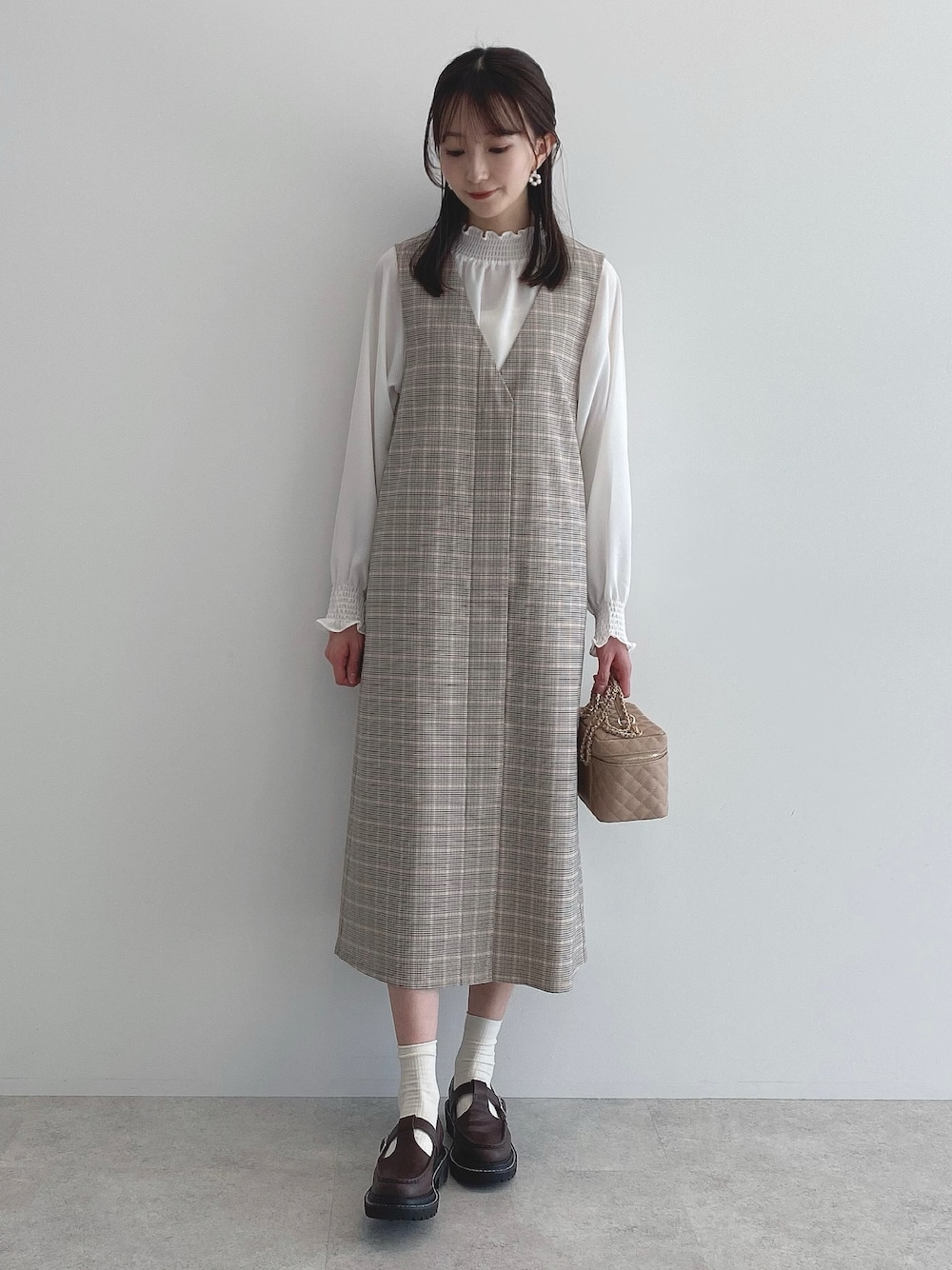 「春服デビュー宣言、earth music&ecology、春コーデ、春服みてみて、淡色コーデ、ベージュ、チェック、ブラウス、ローファー、プチプラ、休日スタイル、ジャンスカ、きれいめカジュアル、大人カジュアル、韓国ファッション」｜「earth music&ecologyのシャーリングネックブラウス（シャツ/ブラウス、ホワイト系）」を使った、このみさん（レディース・164cm）の春コーディネートの1枚目の写真