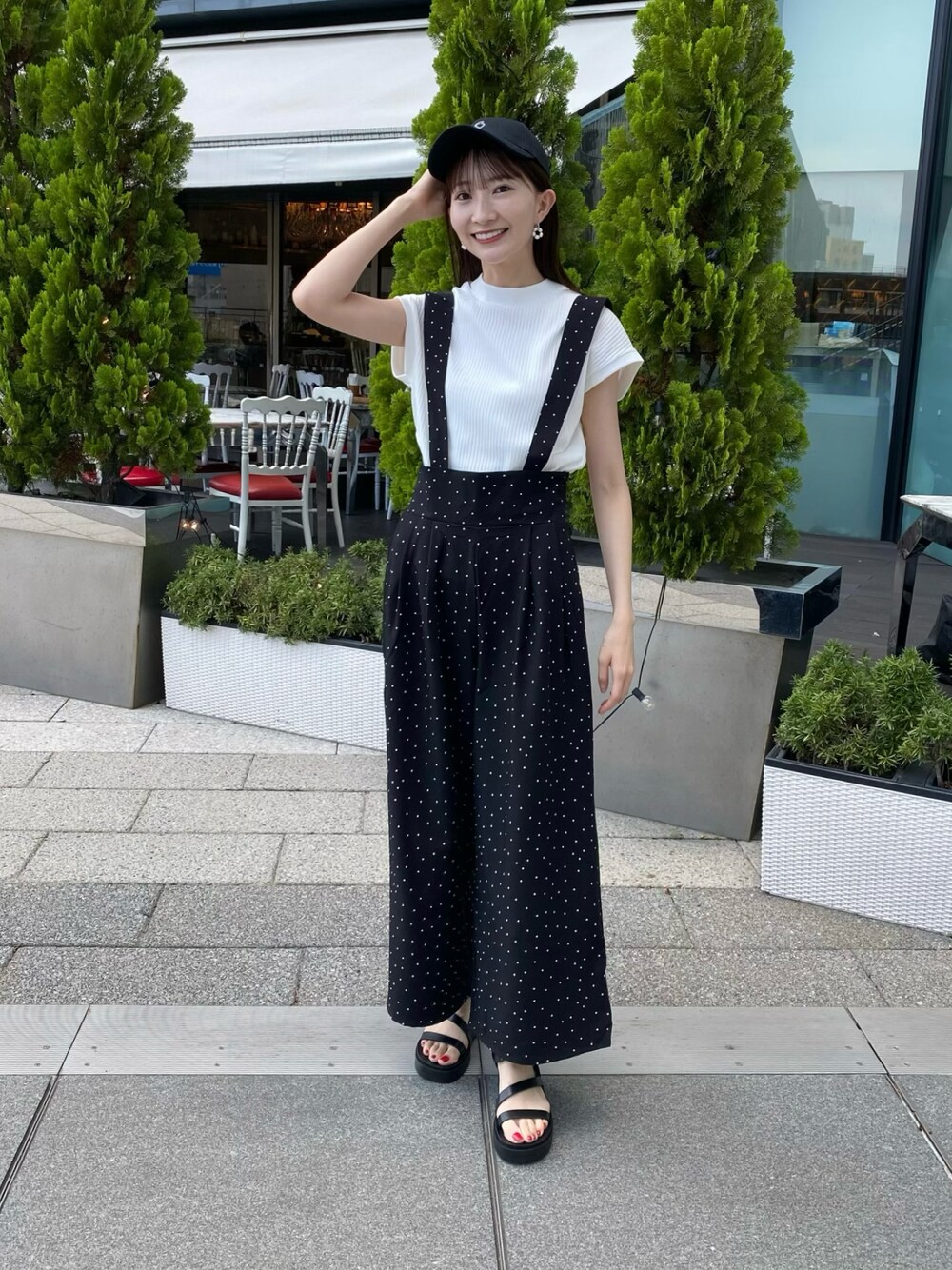 「earth music&ecology、みんなの白Tフェス、夏コーデ、ブラック、ブラックコーデ、キャップ、モノトーン、オールインワン、ドット、サンダル、大人カジュアル、プチプラ、韓国ファッション、お出かけコーデ、フレンチスリーブ」｜「earth music&ecologyのフレンチスリーブリブプルオーバー（Tシャツ/カットソー、ホワイト系）」を使った、このみさん（レディース・164cm）の夏コーディネートの1枚目の写真