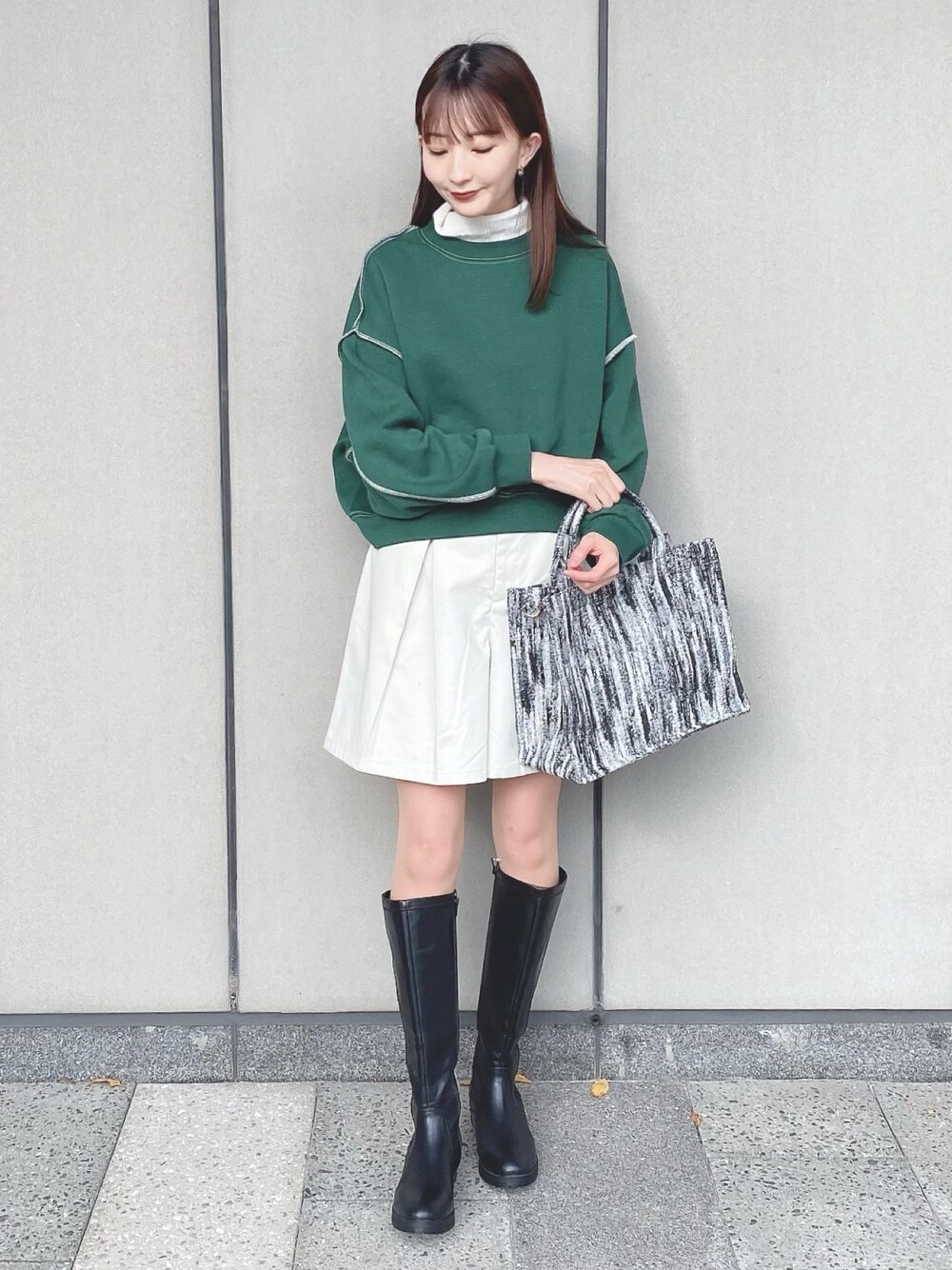 「earth music&ecology、冬コーデ、プチプラ、休日スタイル、スウェット、グリーン、ハーフパンツ、ロングブーツ、ブーツ、ハイネック、トートバッグ、クリスマスに着たい服、マイベストコーデ2022、カジュアルコーデ、カジュアル」｜「earth music&ecologyの配色ステッチウラキモウプルオーバー（Tシャツ/カットソー、グリーン系）」を使った、このみさん（レディース・164cm）の冬コーディネートの1枚目の写真