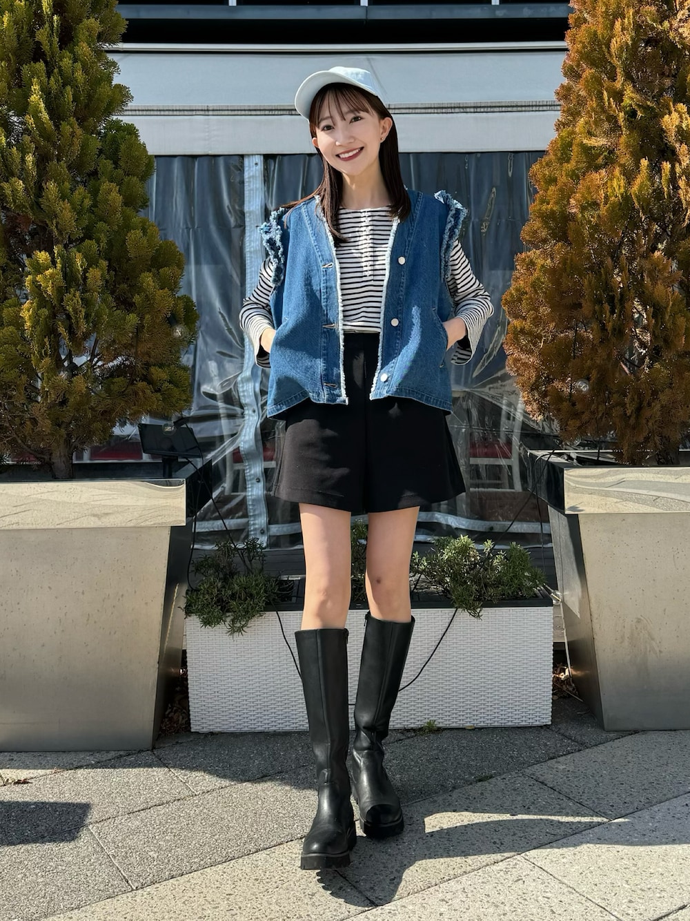 「春のおしゃ見えテクニック、春コーデ、春服、春服デビュー宣言、デニム、ベスト、ボーダー、ボーダートップス、キャップ、ショートパンツ、大人カジュアル、カジュアルコーデ、プチプラ、お出かけコーデ、休日スタイル」｜「earth music&ecologyのツイルキャップ（ハット、ブルー系）」を使った、このみさん（レディース・164cm）の春コーディネートの1枚目の写真