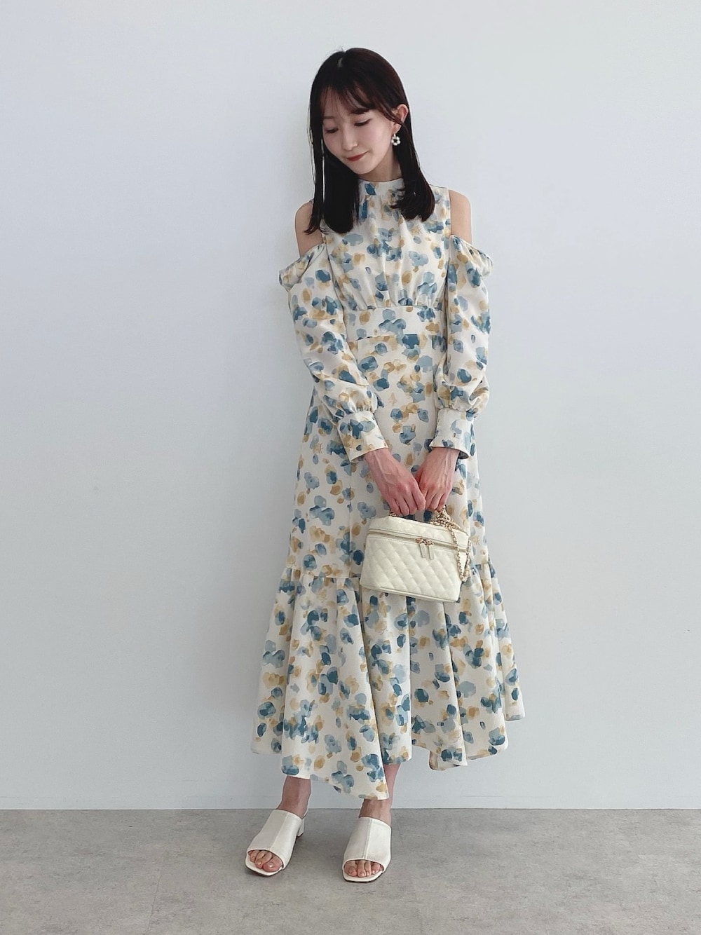 「earth music&ecology、春服デビュー宣言、春コーデ、ワンピース、花柄ワンピース、ミュール、ショルダーバッグ、バニティバッグ、春カラー、淡色コーデ、キレイめ、プチプラ、休日スタイル、デート、韓国ファッション」｜「earth music&ecologyの2WAYショルダーワンピース（ワンピース、その他）」を使った、このみさん（レディース・164cm）の春コーディネートの1枚目の写真