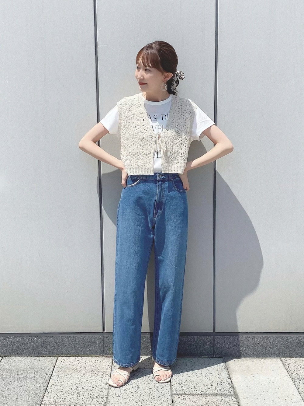 「earth music&ecology、夏コーデ、カジュアル、プチプラ、クロシェ、ベスト、デニム、白Tシャツ、Tシャツ、休日スタイル」｜「earth music&ecologyのクロシェニットベスト ＊（ベスト、ホワイト系）」を使った、このみさん（レディース・164cm）の夏コーディネートの1枚目の写真