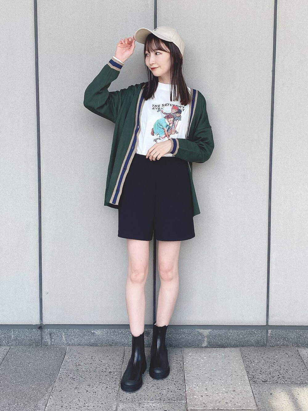 グリーン系のカーディガン/ボレロ、ホワイト系のTシャツ/カットソー、ブラック系のその他パンツを着用したレディースの秋コーディネートの1枚目の写真