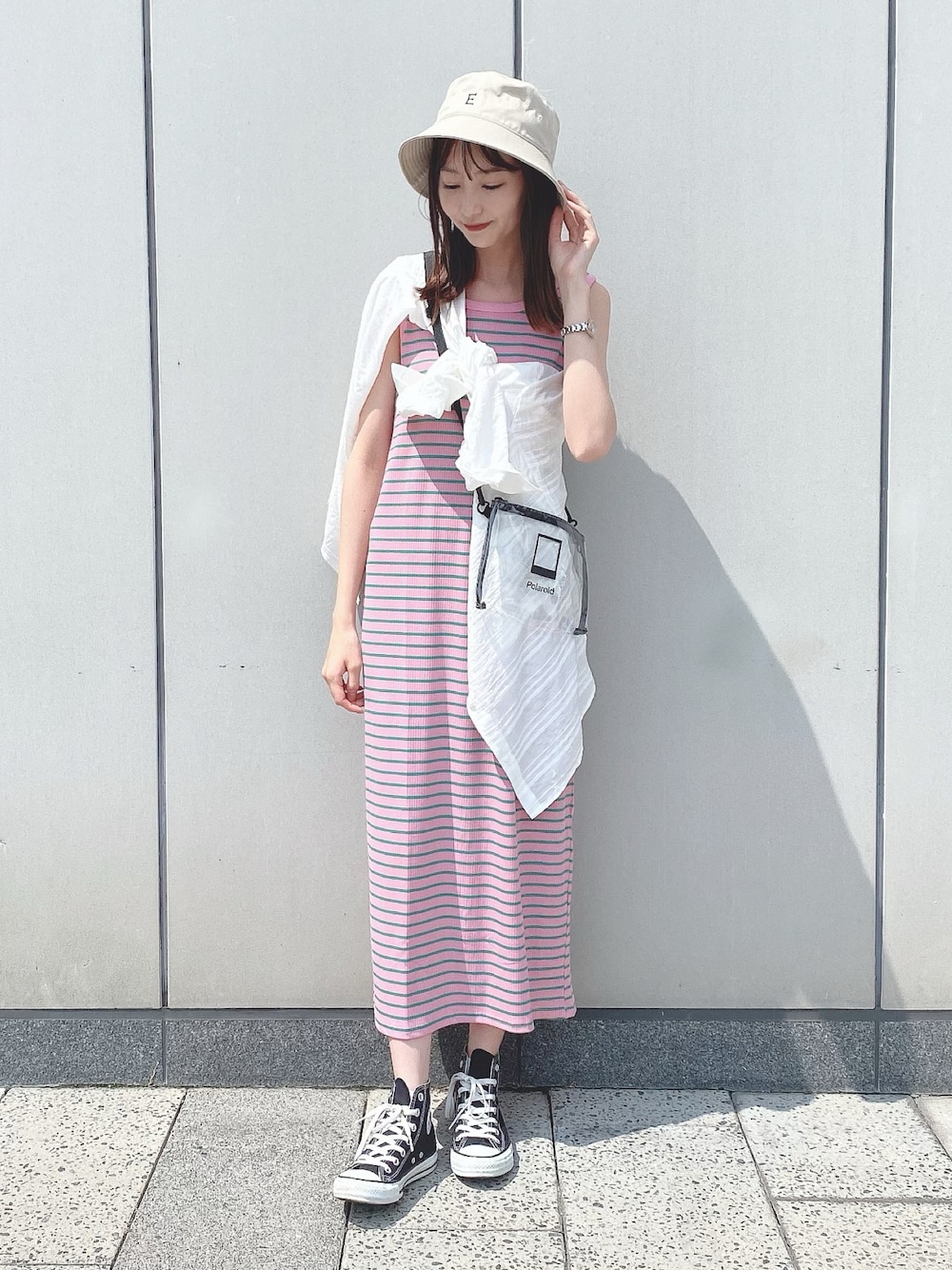 「真夏のアクティブスタイル、earth music&ecology、夏コーデ、ボーダーワンピース、たすき掛け、シアーシャツ、クリアバッグ、スニーカーコーデ、プチプラ、休日スタイル、バケットハット、ハット、ボーダー、フェススタイル、アウトドアスタイル」｜「Green　Parksの・novem9 カラーボーダーノースリーブワンピース（ワンピース、ピンク系）」を使った、このみさん（レディース・164cm）の夏コーディネートの1枚目の写真