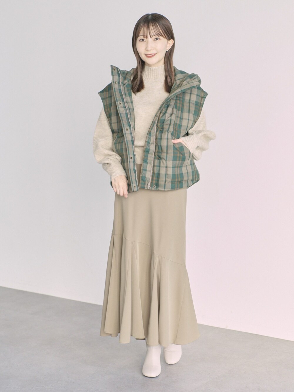 「earth music&ecology、冬コーデ、休日スタイル、プチプラ、ニット、ハイネック、マーメイドスカート、ベージュ、淡色コーデ、ダウンベスト、冬アウター、冬アウター着回しチャレンジ、クリスマスに着たい服、マイベストコーデ2022、着回しコーデ」｜「earth music&ecologyのチェック中綿ジャケット（ダウンジャケット/コート、グリーン系）」を使った、このみさん（レディース・164cm）の冬コーディネートの1枚目の写真