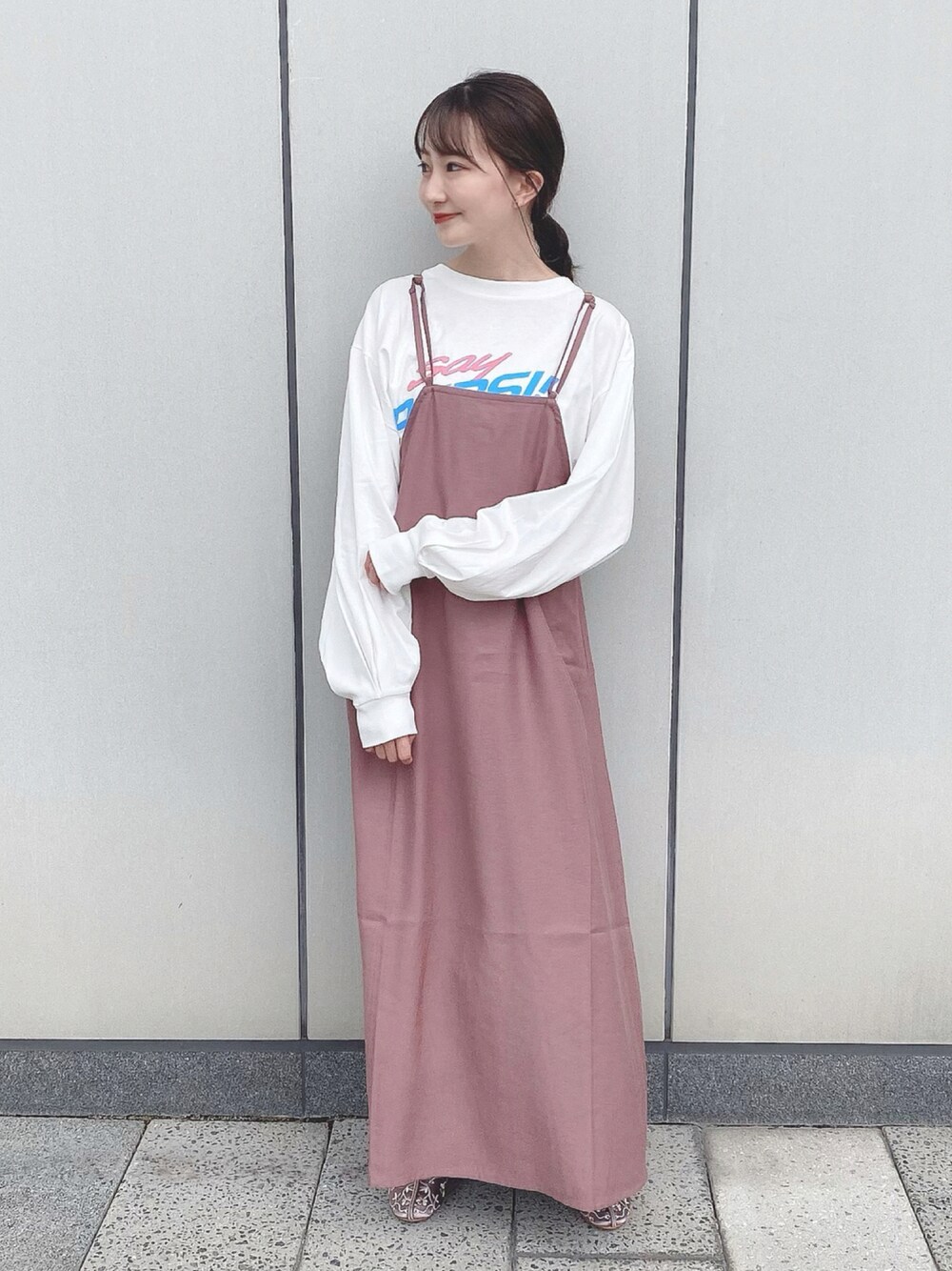 「earth music&ecology、SLURR、カジュアル、カジュアルガーリー、秋のコーデ、秋冬コーデ、秋先取りコーデ、秋服準備はじめました、秋トレンド2021、キャミワンピ、休日スタイル、チャイナシューズ、カジュアルコーデ、シンプル、プチプラ」｜「SLURRの【Seventeen６月号掲載】Wストラップロング丈バッグリボンキャミワンピース（ワンピース、ブラウン系）」を使った、このみさん（レディース・164cm）の夏コーディネートの1枚目の写真