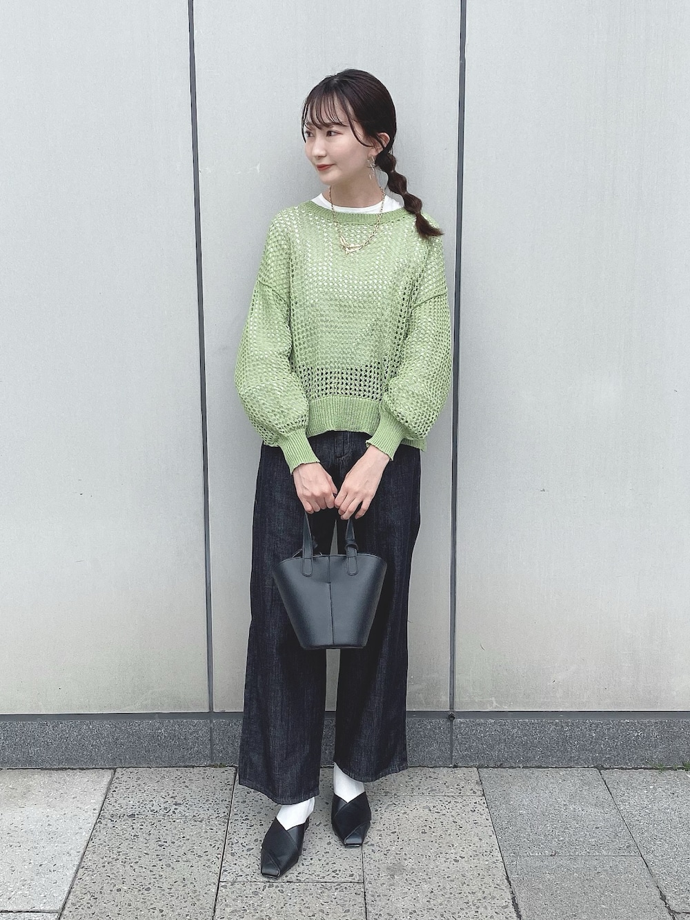 「earth music&ecology、春コーデ、プチプラ、休日スタイル、春ニット、ミントグリーン、デニム、デニムパンツ、はじめましてコーデ、メッシュ、カジュアル、カジュアルコーデ、ミュール、サンダル、シンプル」｜「earth music&ecologyのリサイクルポリエステルブレンドメッシュニット（ニット/セーター、グリーン系）」を使った、このみさん（レディース・164cm）の春コーディネートの1枚目の写真