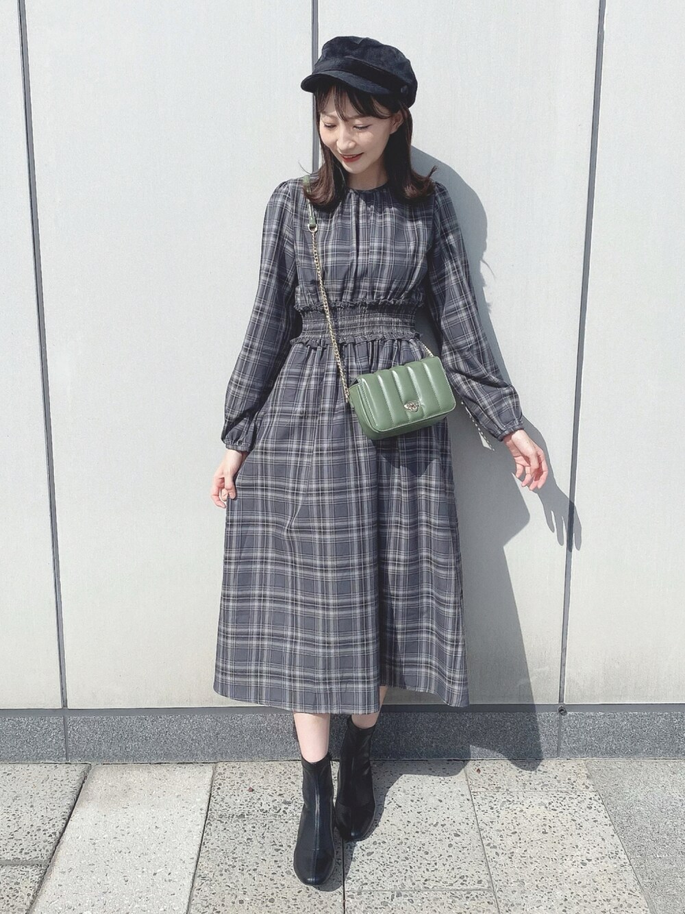 「チェック、ワンピース、ショートブーツ、モノトーン、休日スタイル、キレイめ、プチプラ、earth music&ecology、ミニバッグ、着回しコーデ、マリンキャップ、秋コーデ、秋冬コーデ、秋トレンド2021、だから秋服が好き」｜「earth music&ecologyのチェックウエストシャーリングワンピース＊（ワンピース、グレー系）」を使った、このみさん（レディース・164cm）の秋コーディネートの1枚目の写真