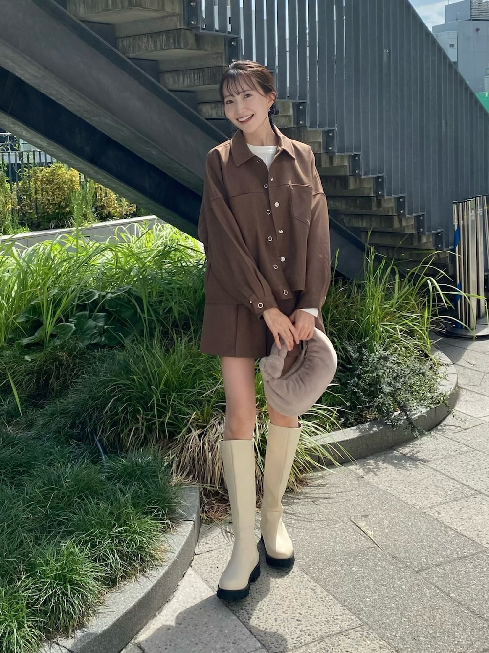 「earth music&ecology、秋コーデ、ジャケット、ブラウン、ワントーンコーデ、秋カラー、ロングブーツ、ブーツ、ファー小物、プチプラ、韓国ファッション、休日スタイル、ロゴT、ショートパンツ、秋服まるっと大公開」｜「earth music&ecologyのショート丈カバーオール（カバーオール、ブラウン系）」を使った、このみさん（レディース・164cm）の秋コーディネートの1枚目の写真