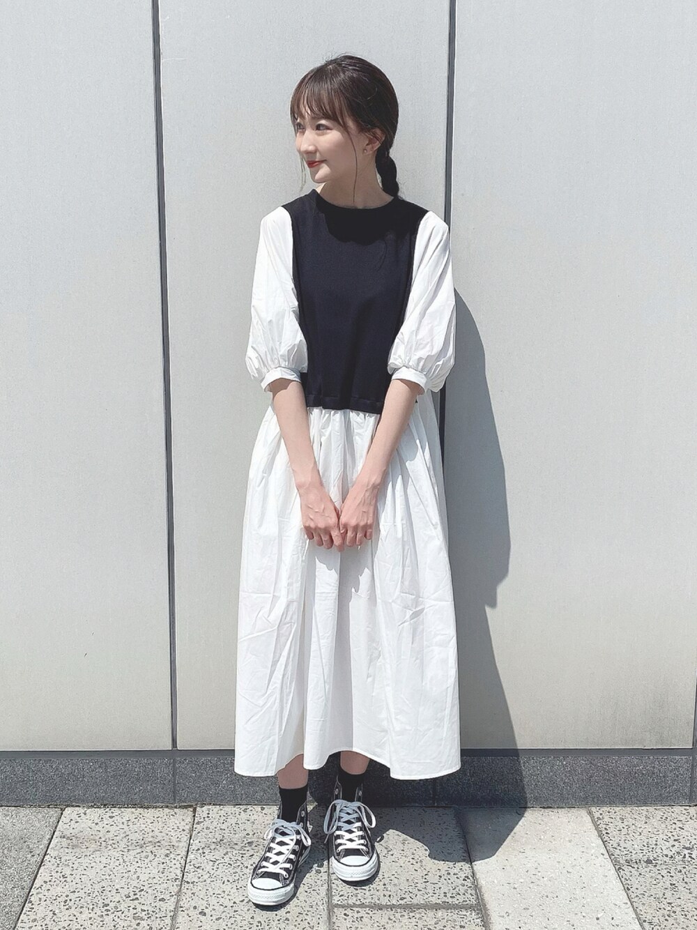 「earth music&ecology、秋のコーデ、秋コーデ、秋服準備はじめました、秋トレンド2021、秋先取りコーデ、秋冬コーデ、カジュアル、カジュアルコーデ、モノトーン、スニーカー、コンバース、ワンピース、プチプラ、ゆるコーデ」｜「earth music&ecologyのドッキングカットワンピース　＊（ワンピース、ブラック系）」を使った、このみさん（レディース・164cm）の秋コーディネートの1枚目の写真
