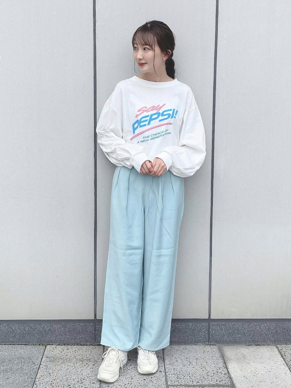 「earth music&ecology、SLURR、秋のコーデ、秋コーデ、秋服準備はじめました、秋トレンド2021、秋先取りコーデ、秋冬コーデ、カジュアル、カジュアルコーデ、スニーカー、スニーカーコーデ、プチプラ、ゆるコーデ、カラーパンツ」｜「SLURRの【別注】PEPSI ロゴプリントロンT（Tシャツ/カットソー、ホワイト系）」を使った、このみさん（レディース・164cm）の秋コーディネートの1枚目の写真