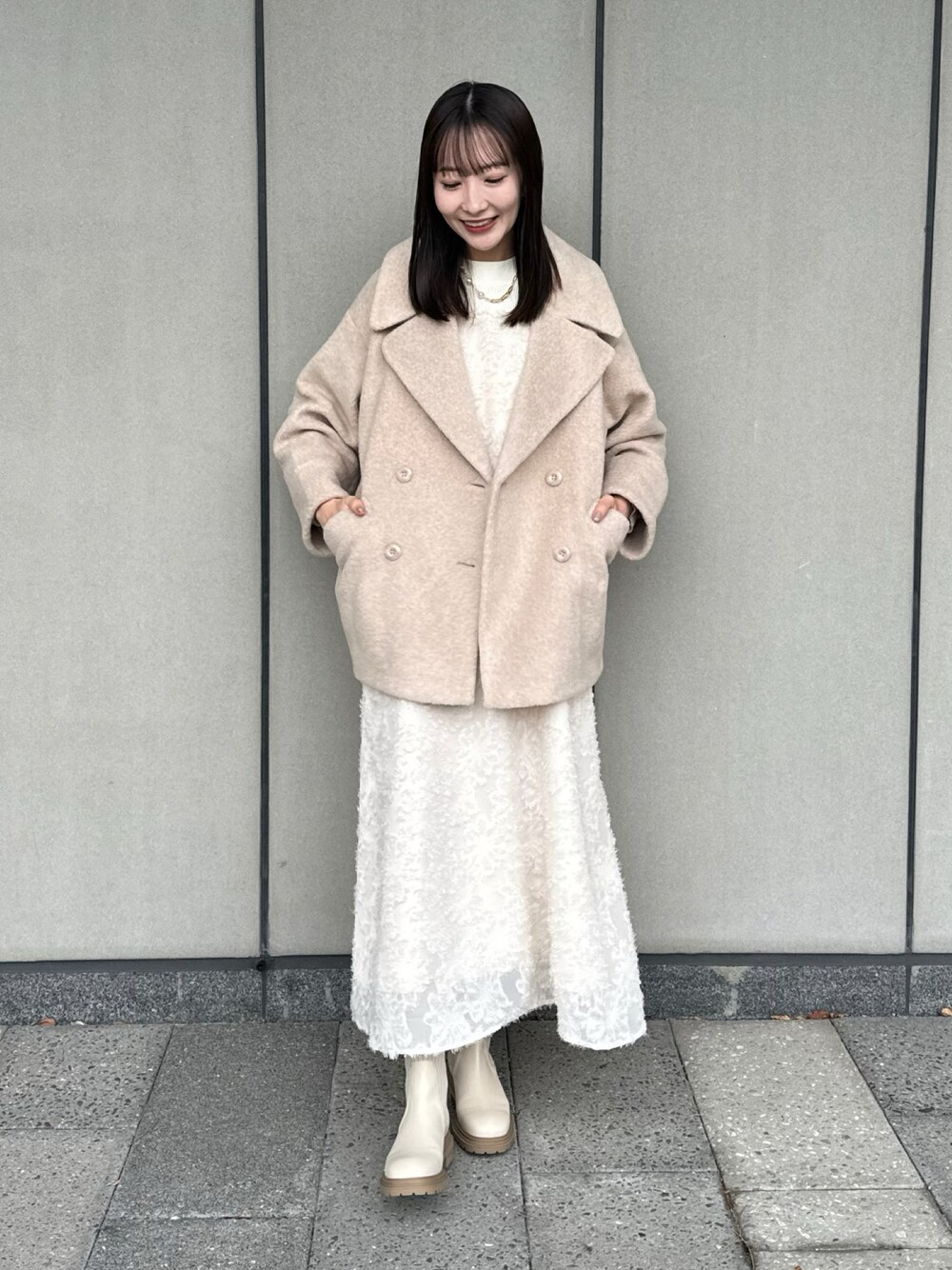 「新星WEARISTAにエントリー、earth music&ecology、冬コーデ、冬コート、ホワイト、ホワイトコーデ、ワントーンコーデ、キャミワンピ、ブーツ、淡色コーデ、休日スタイル、プチプラ、ゆるコーデ、韓国ファッション、お出かけコーデ」｜「earth music&ecologyのBIGカラーコクーンコート（その他アウター、ベージュ系）」を使った、このみさん（レディース・164cm）の冬コーディネートの1枚目の写真