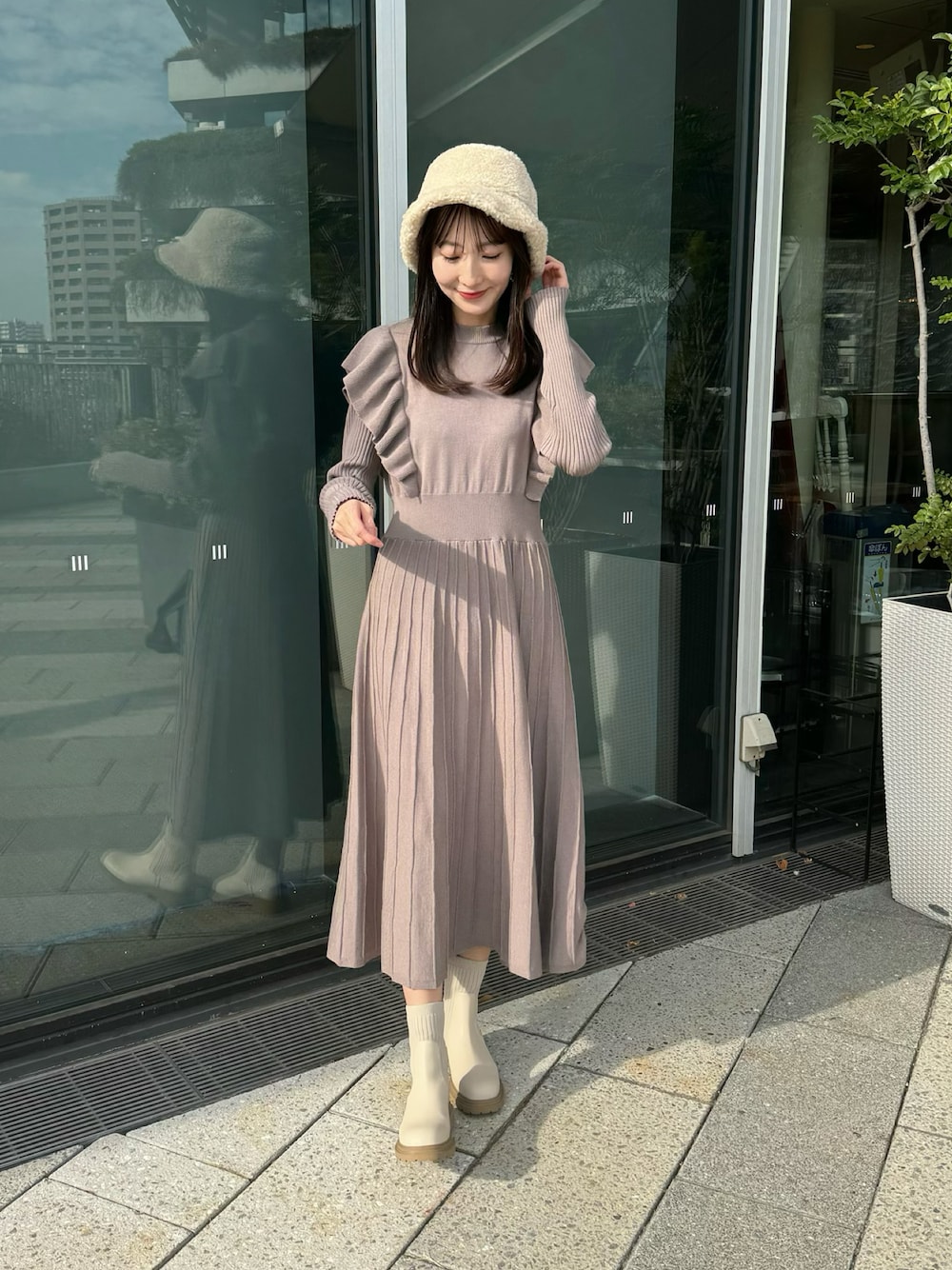「earth music&ecology、冬コーデ、ボア、ハット、ニットワンピース、ワンピース、ロングワンピース、ワントーンコーデ、ベージュ、淡色コーデ、シンプルコーデ、シンプル、大人かわいい、休日スタイル、新星WEARISTAにエントリー」｜「earth music&ecologyのボアバケットハット（ハット、ホワイト系）」を使った、このみさん（レディース・164cm）の冬コーディネートの1枚目の写真