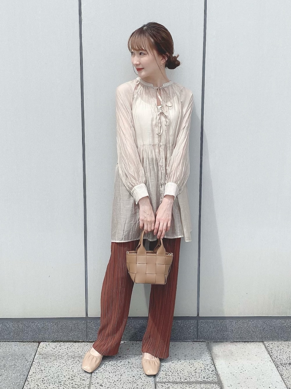 「earth music&ecology、秋コーデ、秋服準備はじめました、秋トレンド2021、秋先取りコーデ、秋のマイ旬スタイル、ブラウン、プチプラ、休日スタイル、きれいめカジュアル、ミニバッグ、ベージュ、シアーシャツ、リブパンツ、秋のカフェオレコーデ」｜「earth music&ecologyの3WAYボリュームチュニック ＊（シャツ/ブラウス、レッド系）」を使った、このみさん（レディース・164cm）の夏コーディネートの1枚目の写真