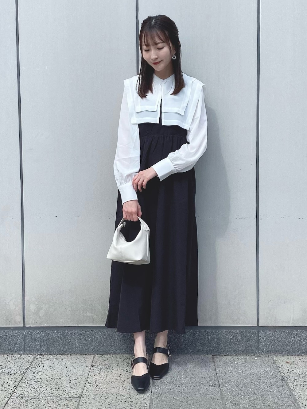「earth music&ecology、春コーデ、ビッグカラー、つけ襟、キャミワンピ、モノトーン、モード、ブラック、ワントーンコーデ、パンプス、プチプラ、休日スタイル、ブラウス、ロングワンピース、ショップスタッフのモノトーン」｜「earth music&ecologyのキャミワンピース（ワンピース、ブラック系）」を使った、このみさん（レディース・164cm）の春コーディネートの1枚目の写真