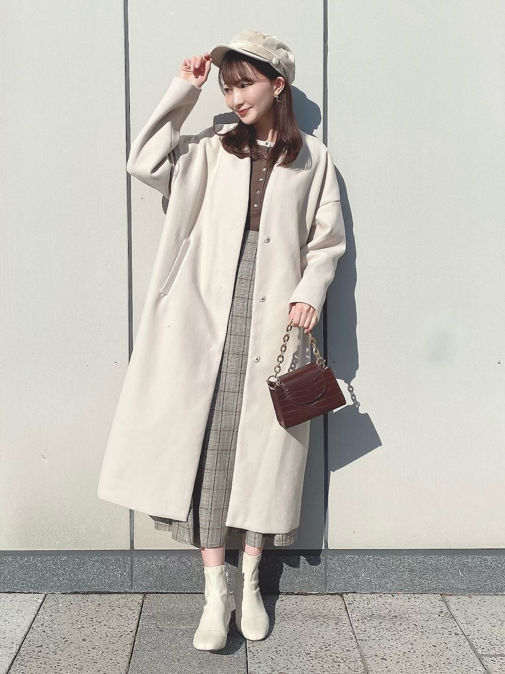 「earth music&ecology、クリスマスに着たい服、冬コーデ、プチプラ、ブラウス、ベージュ、マーメイドスカート、ブーツ、ショートブーツ、ミニバッグ、キャスケット、休日スタイル、キレイめ、大人ガーリー、チェック柄に恋してる」｜「earth music&ecologyのヘンリ-ネックリブニットプルオーバー＊（ニット/セーター、ブラウン系）」を使った、このみさん（レディース・164cm）の冬コーディネートの1枚目の写真