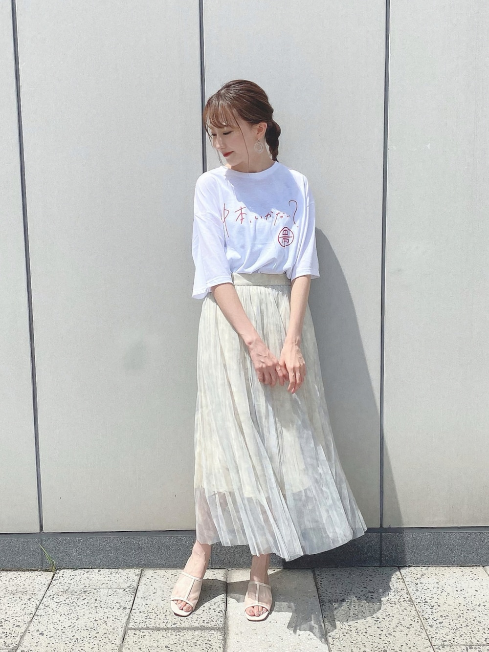 「earth music&ecology、夏コーデ、白Tシャツ、Tシャツ、コラボTシャツ、蒙古タンメン中本、プリーツスカート、チュールサンダル、プチプラ、休日スタイル」｜「♡蒙古タンメン中本Tシャツのアイテム（Tシャツ/カットソー、その他）」を使った、このみさん（レディース・164cm）の夏コーディネートの1枚目の写真