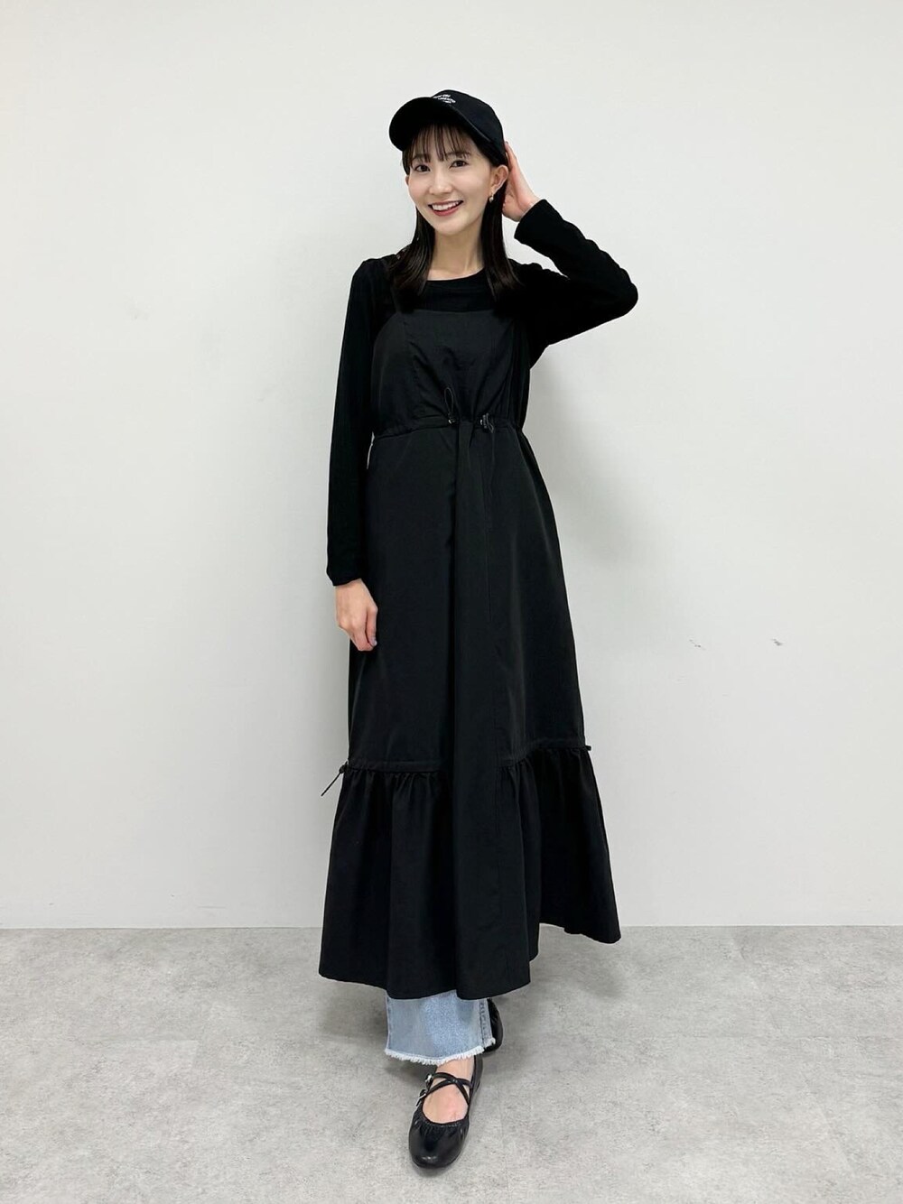 「earth music&ecology、マイベストコーデ2023、ブラック、ブラックコーデ、キャップ、キャミワンピ、デニムパンツ、レイヤードスタイル、休日スタイル、お出かけコーデ、プチプラ、ワントーンコーデ、オトナカジュアル、大人カジュアル、ラクチンコーデ」｜「earth music&ecologyのドロストキャミワンピース（ワンピース、ブラック系）」を使った、このみさん（レディース・164cm）の冬コーディネートの1枚目の写真