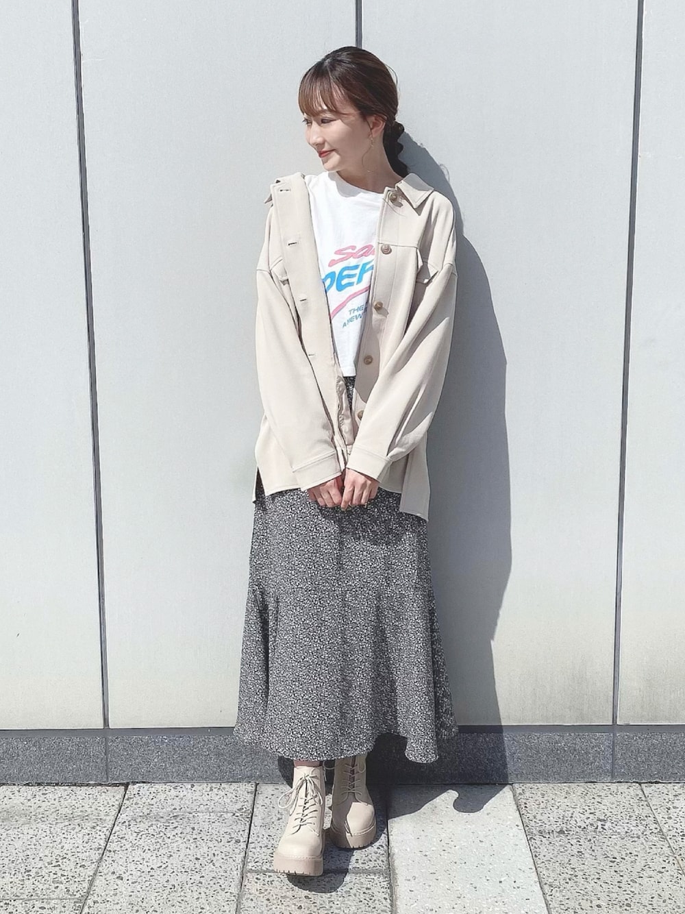 ホワイト系のTシャツ/カットソー、ベージュ系のブルゾン、ブラック系のスカートを着用したレディースの秋コーディネートの1枚目の写真