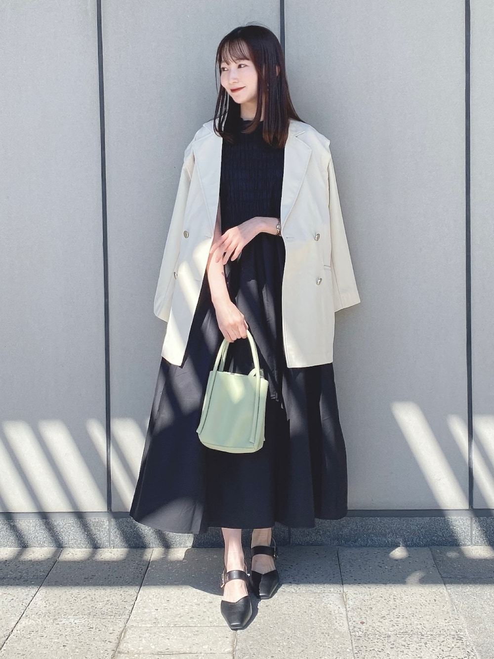 「earth music&ecology、春コーデ、春服みてみて、休日スタイル、モノトーン、モード、ジャケット、ジャケットスタイル、春アウター、キレイめ、パンプス、ブラック、いまどきジャケット写真、ショップスタッフの好印象コーデ、ショップスタッフのモノトーン」｜「Green　Parksの・Double Flags シャーリングノースリワンピ（ワンピース、ブラック系）」を使った、このみさん（レディース・164cm）の春コーディネートの1枚目の写真