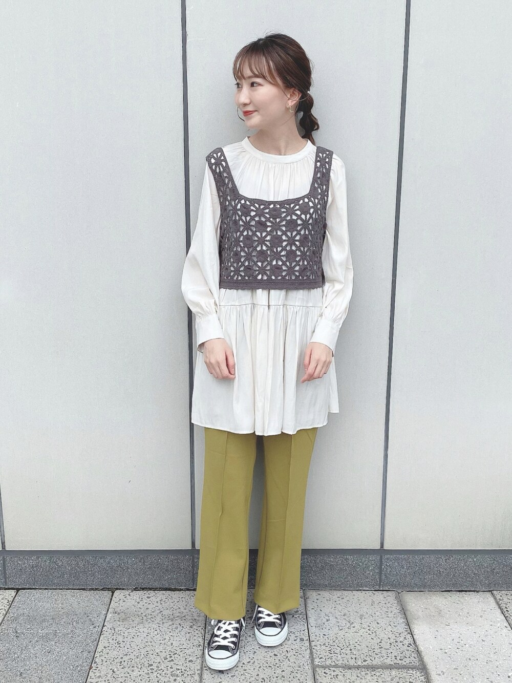 「カラーパンツ、秋のコーデ、レイヤードスタイル、スニーカーコーデ、ビスチェ、休日スタイル、プチプラ、earth music&ecology、ootd、ゆるコーデ、着回しコーデ、秋先取りコーデ、秋服準備はじめました、earthWEB限定、秋トレンド2021」｜「earth music&ecologyの【WEB限定】[SET2点]ベスト+プルオーバー ＊（Tシャツ/カットソー、グレー系）」を使った、このみさん（レディース・164cm）の秋コーディネートの1枚目の写真