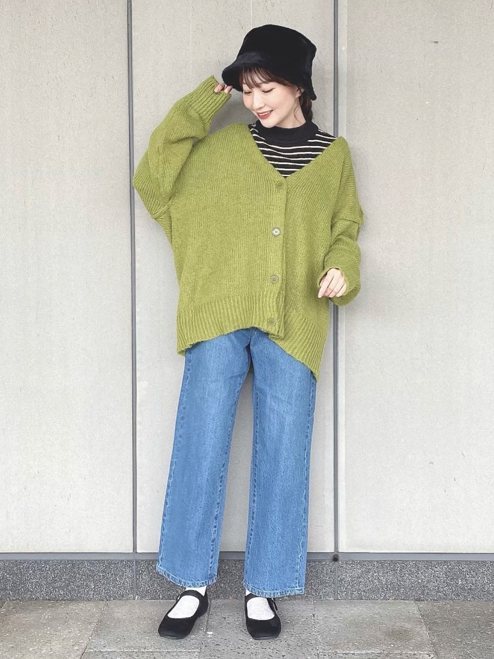 「カーディガン、カジュアル、ボーダー、グリーン、ニットカーディガン、休日スタイル、デニムパンツ、プチプラ、earth music&ecology、パンツスタイル、ファー小物、バケットハット、秋コーデ、秋冬コーデ、秋トレンド2021」｜「earth music&ecologyのレトロボーダーニットプルオーバー ＊（ニット/セーター、ブラック系）」を使った、このみさん（レディース・164cm）の秋コーディネートの1枚目の写真