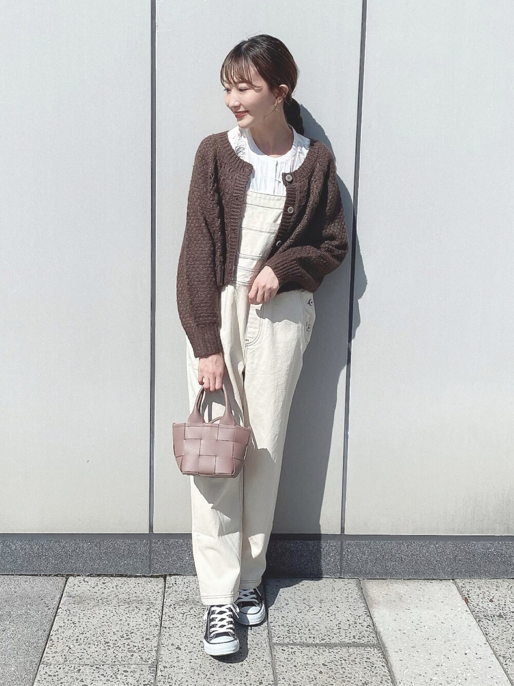 「カーディガン、スニーカー、コンバース、カジュアル、サロペット、秋のコーデ、休日スタイル、プチプラ、earth music&ecology、ミニバッグ、着回しコーデ、オトナカジュアル、秋コーデ、秋服準備はじめました、秋トレンド2021」｜「earth music&ecologyのふんわりクルーネックニットカーディガン ＊（カーディガン/ボレロ、ブラウン系）」を使った、このみさん（レディース・164cm）の秋コーディネートの1枚目の写真