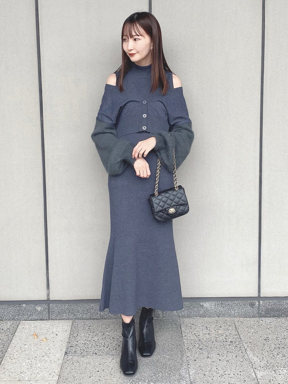 「earth music&ecology、冬コーデ、ニット、ニットワンピース、ロングワンピース、カーディガン、シャギーニット、マーメイドスカート、グレー、ワントーンコーデ、モノトーン、プチプラ、クリスマスに着たい服、マイベストコーデ2022、ミニバッグ」｜「earth music&ecologyのキルティングチェーンショルダー（ショルダーバッグ、ブラック系）」を使った、このみさん（レディース・164cm）の冬コーディネートの1枚目の写真
