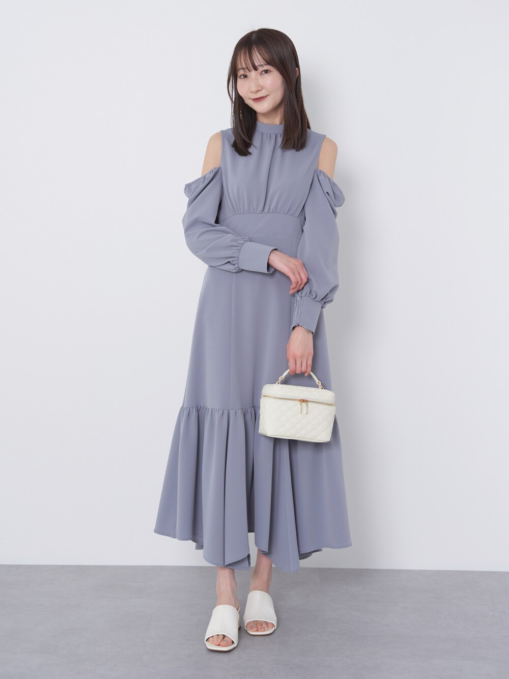 「earth music&ecology、春コーデ、春カラー、ブルー、バニティバッグ、ミュール、ロングワンピース、ショルダーバッグ、サンダル、プチプラ、休日スタイル、お出かけコーデ、キレイめ、ワントーンコーデ、春服デビュー宣言」｜「earth music&ecologyの2WAYショルダーワンピース（ワンピース、ブルー系）」を使った、このみさん（レディース・164cm）の春コーディネートの1枚目の写真